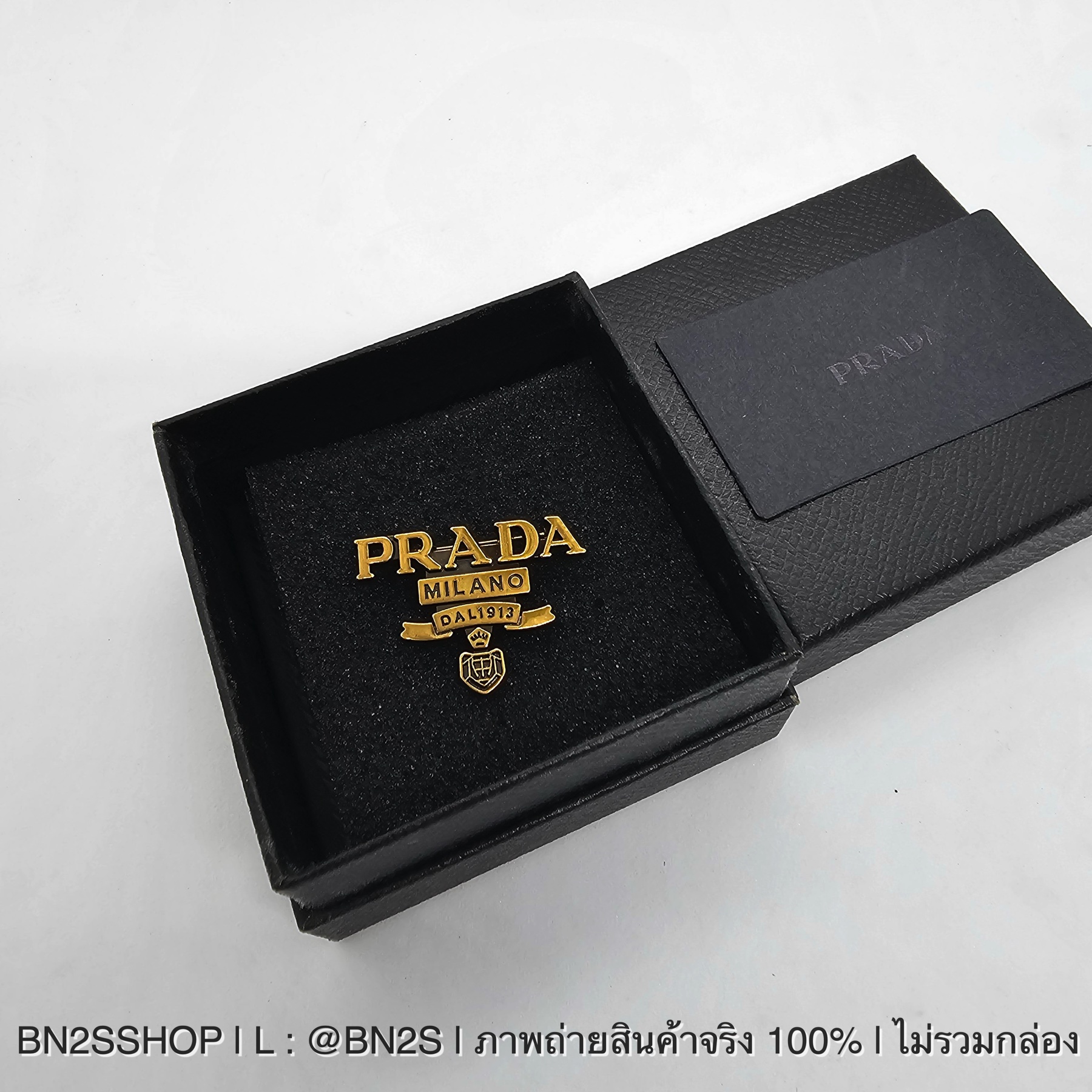 Prada Logo Brooch เข็มกลัดโลโก้ปราด้า สีทอง งานสวย ขาดดีมาก