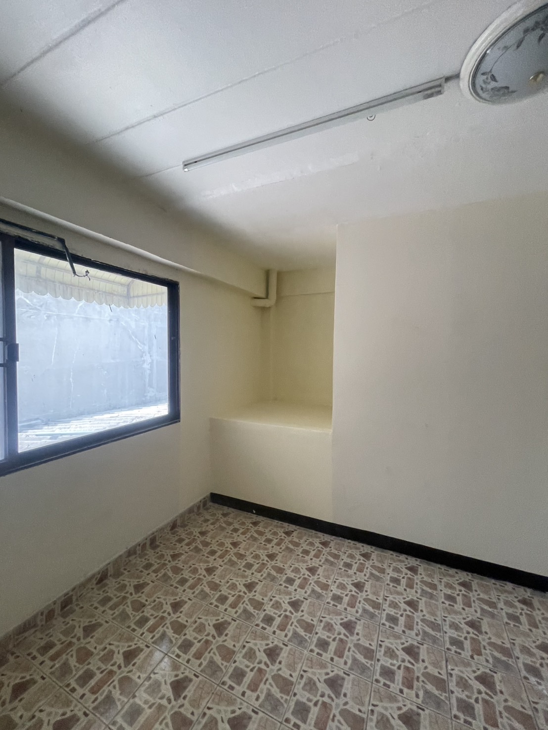 ขายอาคารพาณิชย์ หมู่บ้าน อรุณธร เนื้อที่ 20 ตารางวา 3 ชั้นครึ่งต่อเติมเต็ม มีชั้นลอยสวย เหมาะออฟฟิศ อยู่อาศัย กว้างขวาง วัชรพลสุขาภิบาล 5 ซอย45 เข้าซอย 100 เมตร ใกล้ตลาดออเงิน 3ห้องนอน 2 ห้องน้ำ ทำเลดี ด้านหน้าหมู่บ้าน ถนนเมน เข้าออกสะดวก ใกล้จัตุโชติ วงศ