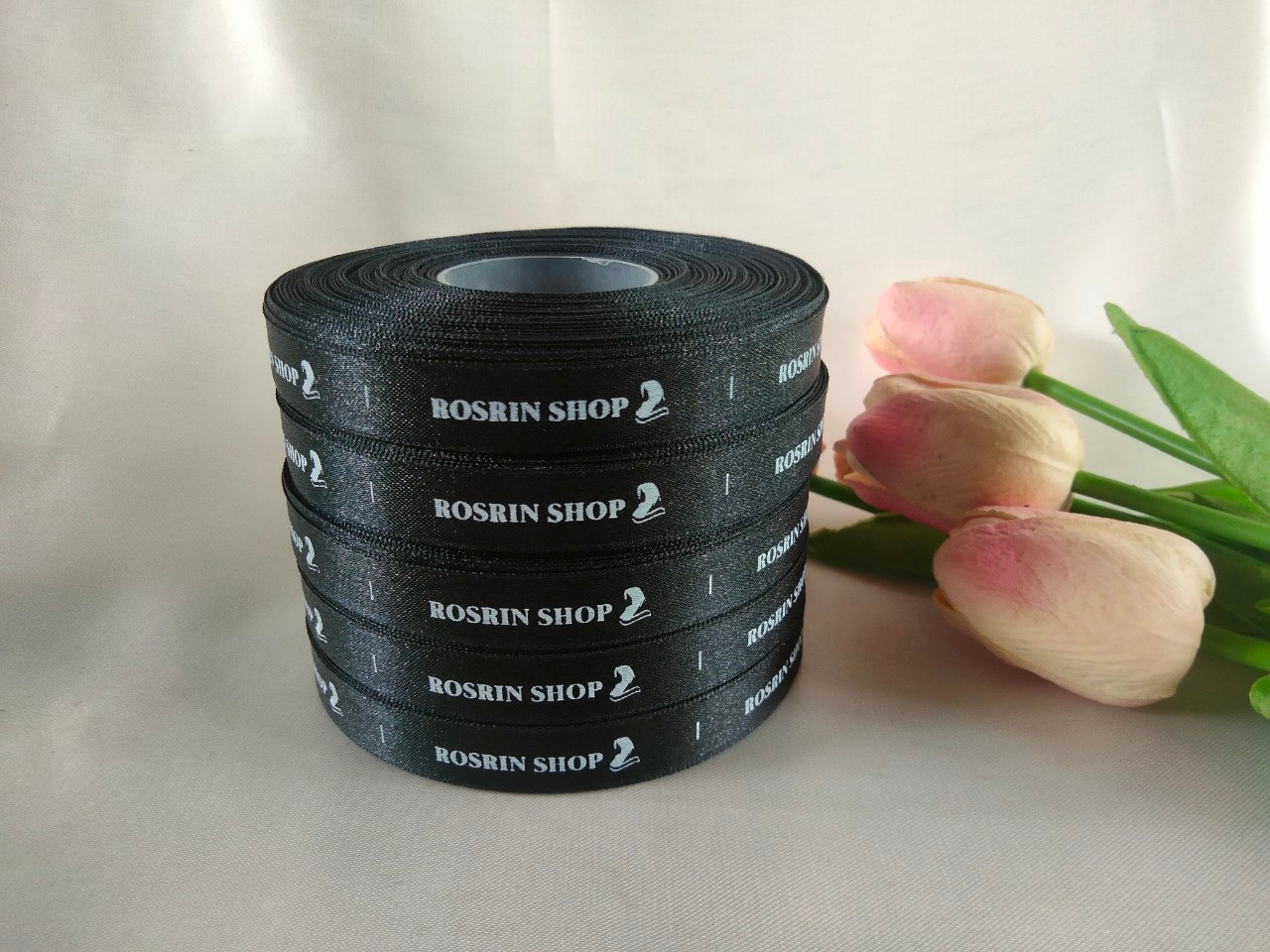 ป้ายคอเสื้อ เนื้อริบบิ้นซาติน 1.3 ซม. ริบบิ้นสีดำ 2 พิมพ์ ขาว 5 ม้วน