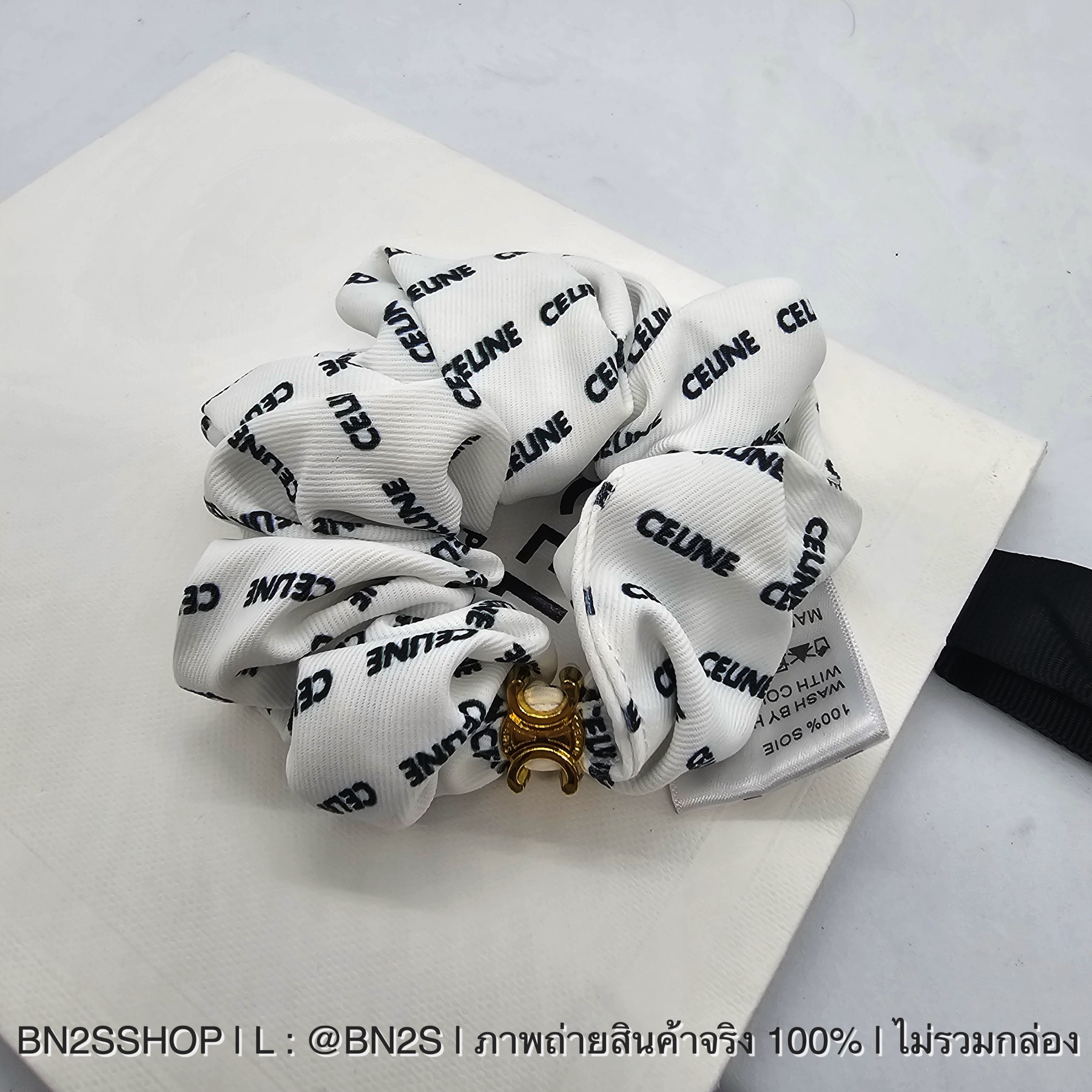 ตัวอักษรขาว | ผ้ารัดผม ลิซ่า CELINE SCRUNCHY RAYURE BRACELET รัดแขนแบบลิซ่า เก๋ไปอีกแบบ ผ้าสกรีนลายโลโก้ ผ้าเนื้อนุ่ม ไหมอย่างดี