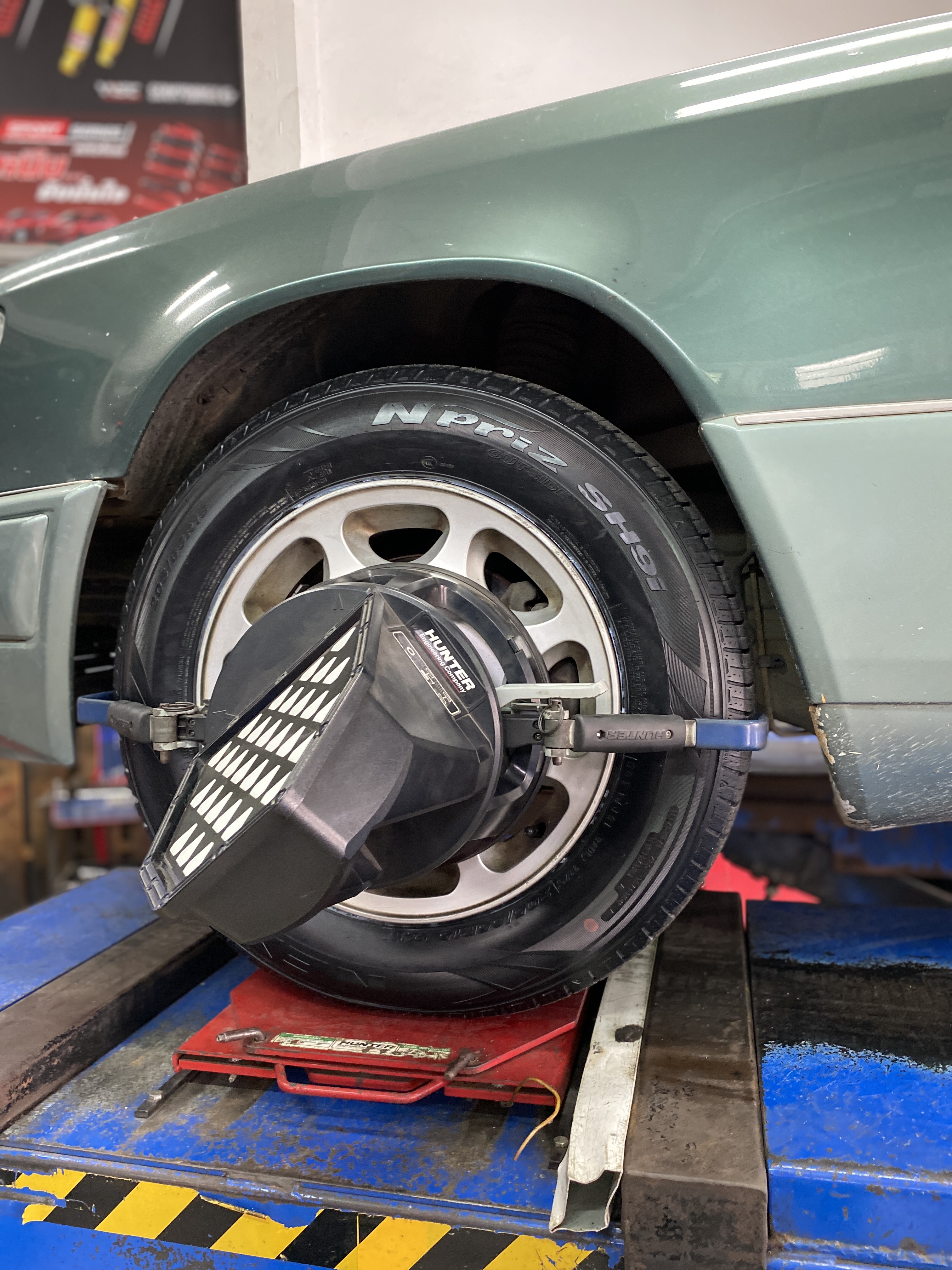 W124 เปลี่ยนยางรถยนต์ใช้งานประจำวัน ต้องการยางรถยนต์ที่ดี หวังผลใช้งานได้ นุ่ม มีประกัน และปลอดภัย [+] Nexen nfera su4 195/65R15 มีประกันยาง 1 ปี หรือ 25,000 กม. 📌 สอบถามข้อมูลเพิ่มเติม หรือนัดหมายเข้ารับบริการ ☎️ : 08-6569-1915 ☎️ : 08-6544-5963 💬 Line id : @88rw 📍 Location : https://goo.gl/maps/HrNUAZXPN94KvxZ98 🌐 Facebook : https://www.facebook.com/88rwtire #nexentires #โช้คอัพ #ผ้าเบรก #ช่วงล่าง #ยางเจริญรุ่งเรือง #นนทบุรี #งามวงศ์วาน