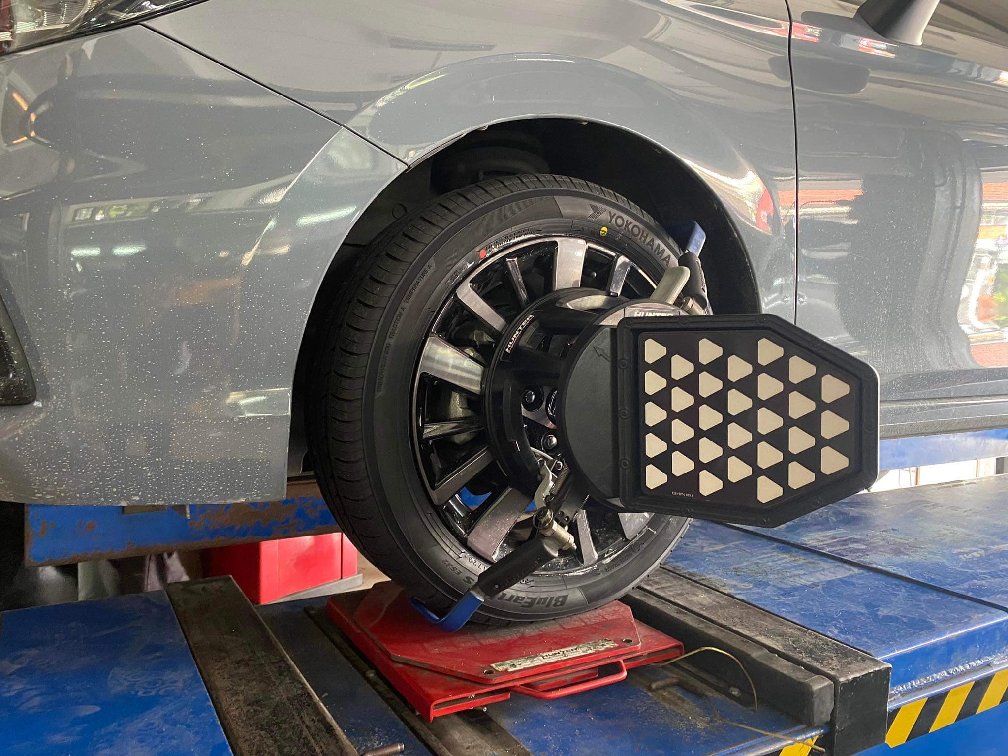 HONDA CITY TURBO เข้ารับบริการเปลี่ยนยางรถยนต์ใช้งานประจำวัน [+] YOKOHAMA BLUEARTH ES32 185/55R16 *เพื่อความรวดเร็วในการเข้ารับบริการ แนะนำนัดหมายก่อนครับ 𝙊𝙪𝙧 𝙎𝙚𝙧𝙫𝙞𝙘𝙚 บริการทางร้านเรารับทำอะไรบ้าง 🔧 มียางรถยนต์ทุกยี่ห้อให้เลือกซื้อ 🔧 โช้คอัพ สปริง 🔧 เช็คช่วงล่าง แก้ปัญหาให้ตรงจุด 🔧 ติดตั้งยางแบบไร้รอย 100% 🔧 บริการสลับยาง ตามอายุ 🔧 บริการล้างลิ้นปีกผีเสื้อ 🔧 บริการเช็คระยะรถยนต์ 🔧 เปลี่ยนถ่ายของเหลวทั้งระบบ 🔧 ตั้งศูนย์ด้วยเครื่อง HUNTER นำเข้าจาก USA สอบถามข้อมูลเพิ่มเติม หรือนัดหมายเข้ารับบริการ ☎️ : 08-6569-1915 ☎️ : 08-6544-5963 Line id : @88rw Tiktok : https://www.tiktok.com/@88rwycrr Youtube : https://youtube.com/@88rw Facebook : https://www.facebook.com/88rwtire Location : https://goo.gl/maps/HrNUAZXPN94KvxZ98?coh=178573&entry=tt #รถยนต์มีปัญหาไม่รู้ต้องแก้ตรงไหน ทางเรายินดี ตรวจหาปัญหาและหาวิธีแก้ บอกลูกค้าก่อนลงมือทำเสมอราคาเป็นธรรมไม่เอาเปรียบ สบายใจคุณลูกค้า ร้านยางเจริญรุ่งเรือง ยินดีต้อนรับครับ