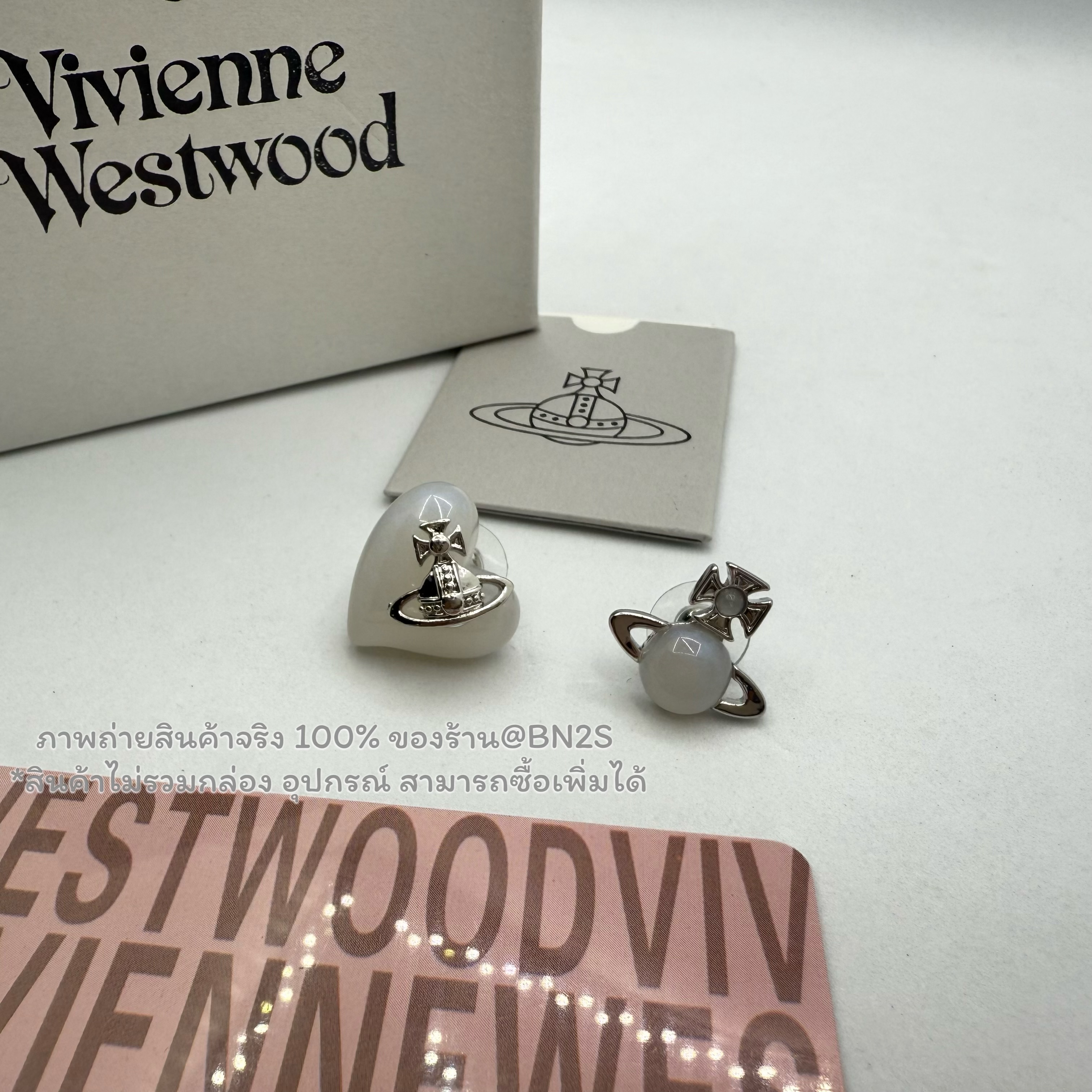 สีขาว | Vivienne Westwood Thomasina Mother of Pearl Stud Earrings ต่างหูวิเวียน จี้หัวใจสีขาว ประดับโลโก้ดาวเสาร์ งานปั๊ม สวยเลย รับประกัน ราคา 129฿ ไม่รวมกล่อง