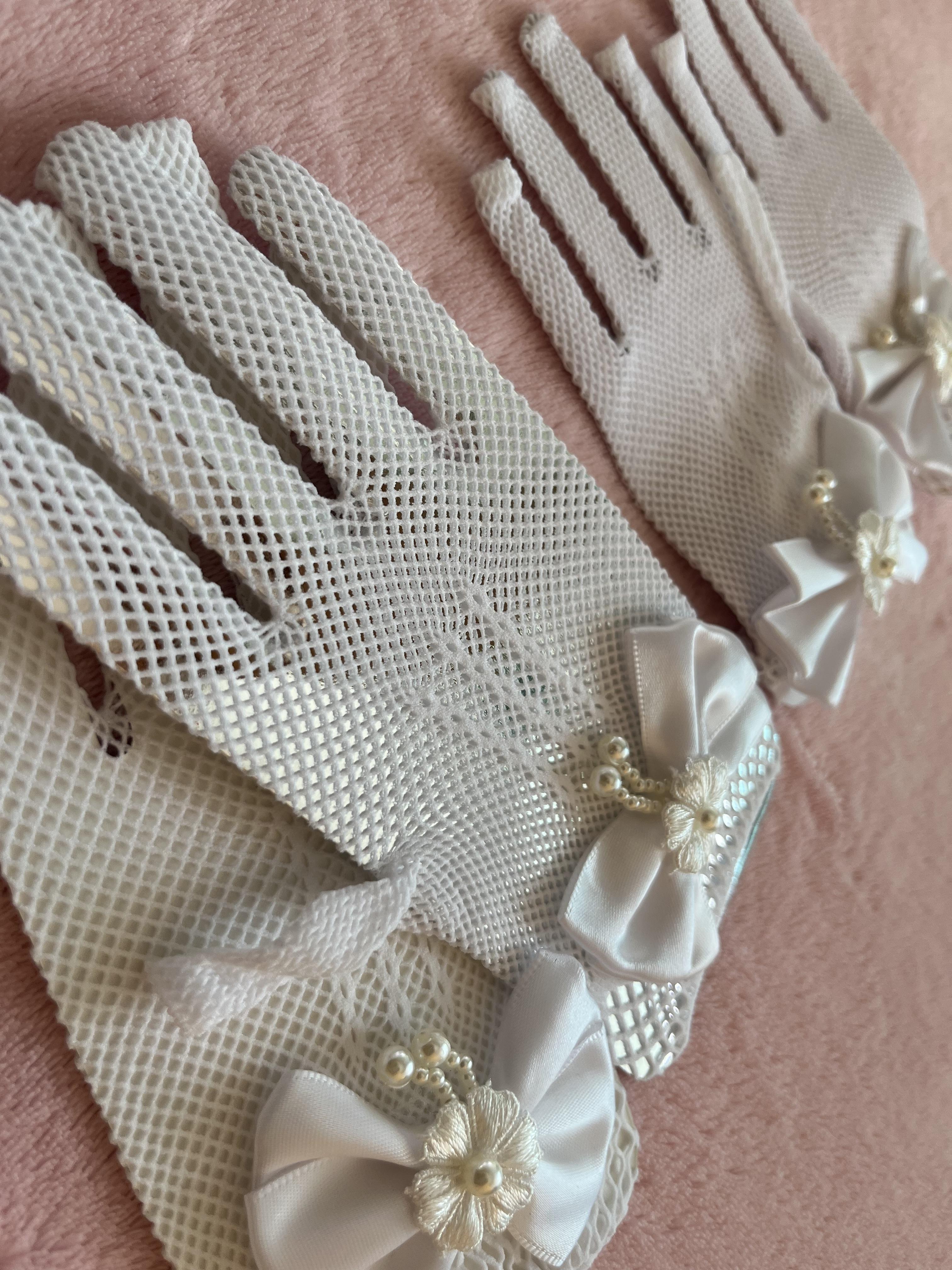 ถุงมือเด็กออกงานสีขาวตาข่ายยืด 4-15 ขวบ แบบฟรีไซส์ แต่งโบว์สวย
