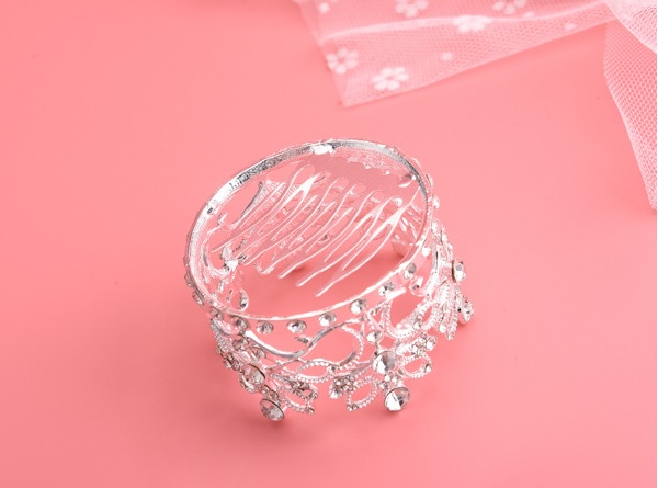 มงกุฏเจ้าหญิงทรงกลม ประดับเพชรสวยงาม ขนาดฐานกว้าง6 สูง 3.5ซม. แบบหวีปักง่าย #พร้อมส่ง