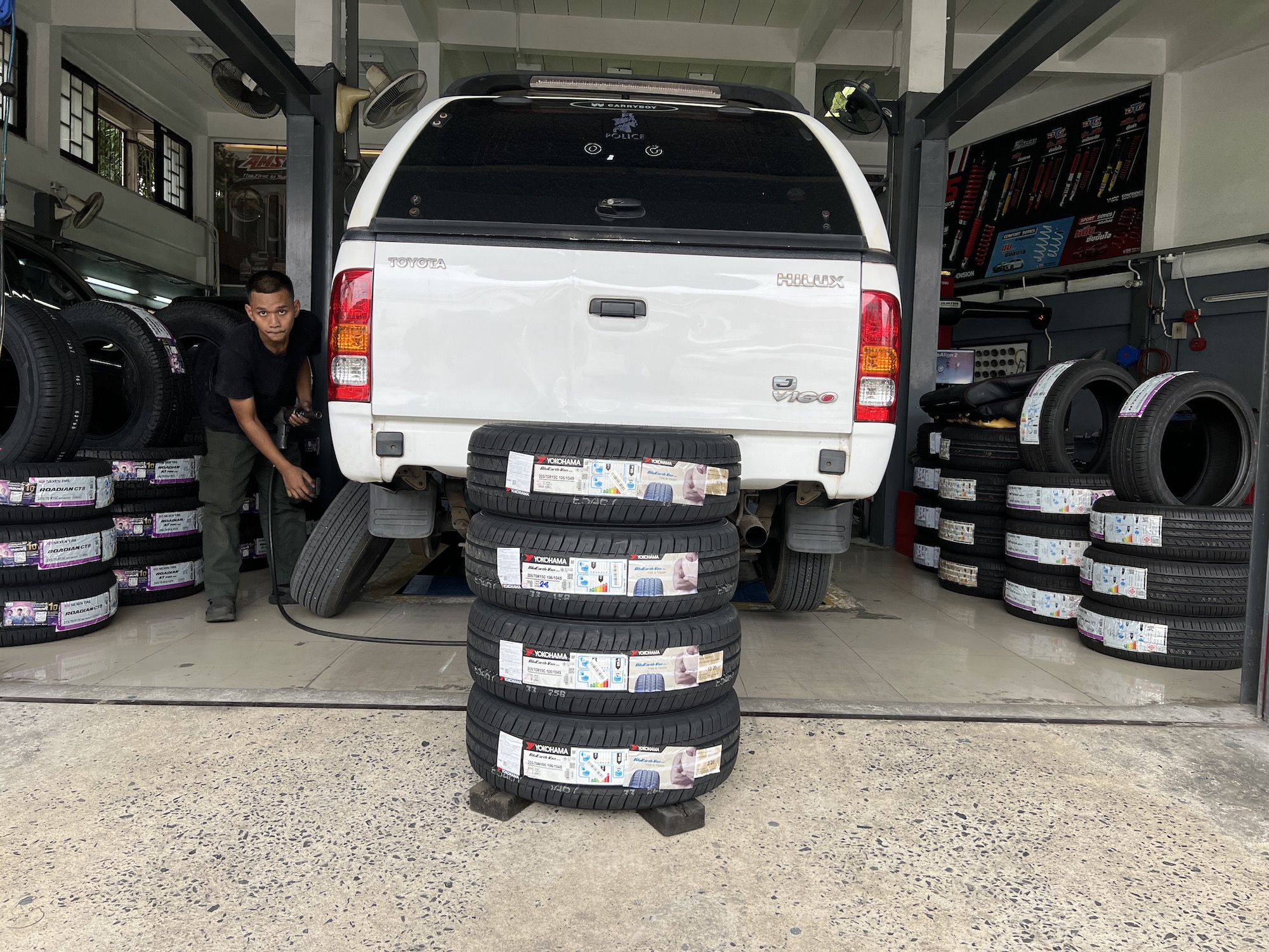 ISUZU DMAX เปลี่ยนยางรถยนต์ใช้งาน ประจำวัน [+] YOKOHAMA RY55 205/70R15 *นัดหมายก่อนเข้ารับบริการ เพื่อความรวดเร็วครับ 𝙊𝙪𝙧 𝙎𝙚𝙧𝙫𝙞𝙘𝙚 บริการทางร้านเรารับทำอะไรบ้าง 🔧 มียางรถยนต์ทุกยี่ห้อให้เลือกซื้อ 🔧 โช้คอัพ สปริง 🔧 เช็คช่วงล่าง แก้ปัญหาให้ตรงจุด 🔧 ติดตั้งยางแบบไร้รอย 100% 🔧 บริการสลับยาง ตามอายุ 🔧 บริการล้างลิ้นปีกผีเสื้อ 🔧 บริการเช็คระยะรถยนต์ 🔧 เปลี่ยนถ่ายของเหลวทั้งระบบ 🔧 ตั้งศูนย์ด้วยเครื่อง HUNTER นำเข้าจาก USA สอบถามข้อมูลเพิ่มเติม หรือนัดหมายเข้ารับบริการ ☎️ : 08-6569-1915 ☎️ : 08-6544-5963 Line id : @88rw Tiktok : https://www.tiktok.com/@88rwycrr Youtube : https://youtube.com/@88rw Facebook : https://www.facebook.com/88rwtire Location : https://goo.gl/maps/HrNUAZXPN94KvxZ98? #รถยนต์มีปัญหาไม่รู้ต้องแก้ตรงไหน ทางเรายินดี ตรวจหาปัญหาและหาวิธีแก้ บอกลูกค้าก่อนลงมือทำเสมอราคาเป็นธรรมไม่เอาเปรียบ สบายใจคุณลูกค้า ร้านยางเจริญรุ่งเรือง ยินดีต้อนรับครับ