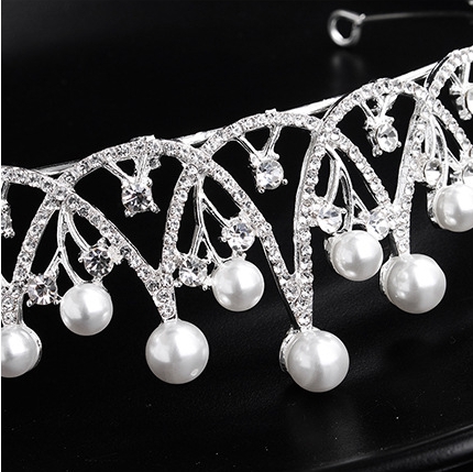 มงกุฏรองเบอร์ ประดับมุข แบบปักกิ๊บแน่น ขนาด กว้าง 12 สูง 4 ซม.