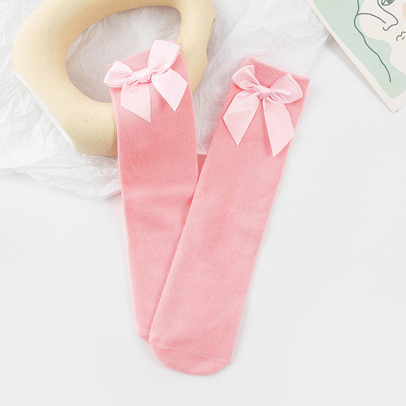 ถุงเท้ายาวเด็กผู้หญิงสีแดง(ไวน์) สีขาว สีเขียวเข้ม สีชมพู สีดำ สีม่วงเข้ม สีเหลือง ติดโบว์น่ารัก สดใส สไตล์แฟชั่นเกาหลี ขนาดแบบฟรีไซส์ ยาว 28 cm.