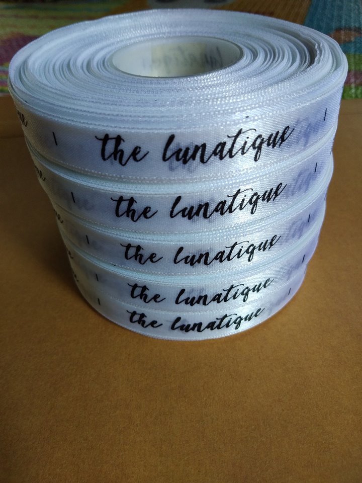 ป้ายคอเสื้อ เนื้อริบบิ้นซาติน 1.3 ซม. ริบบิ้นสีขาว 1 พิมพ์ดำ 5 ม้วน