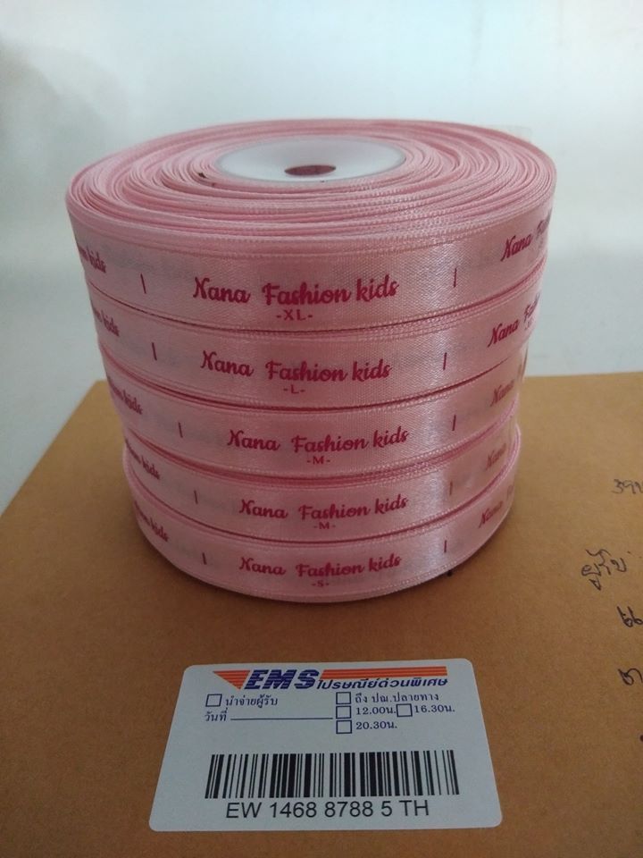 ป้ายคอเสื้อ เนื้อริบบิ้นซาติน 1.3 ซม. ริบบิ้นสีชมพู 64a พิมพ์ชมพูเข้ม 5 ม้วน