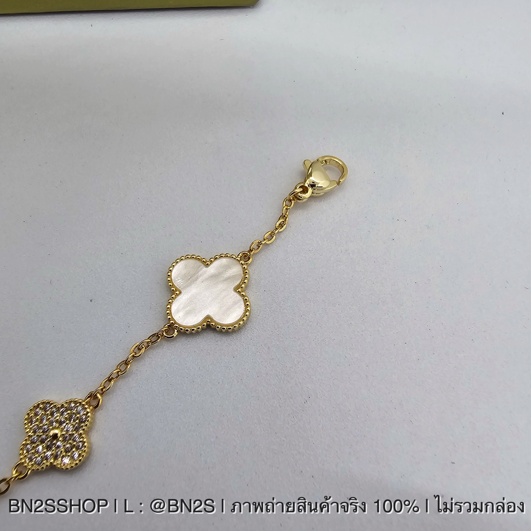 สร้อยข้อมือ แวนคีฟ Van C จี้ใบโคลเวอร์ สีขาว สายโซ่สีทอง งานสวย พร้อมส่ง