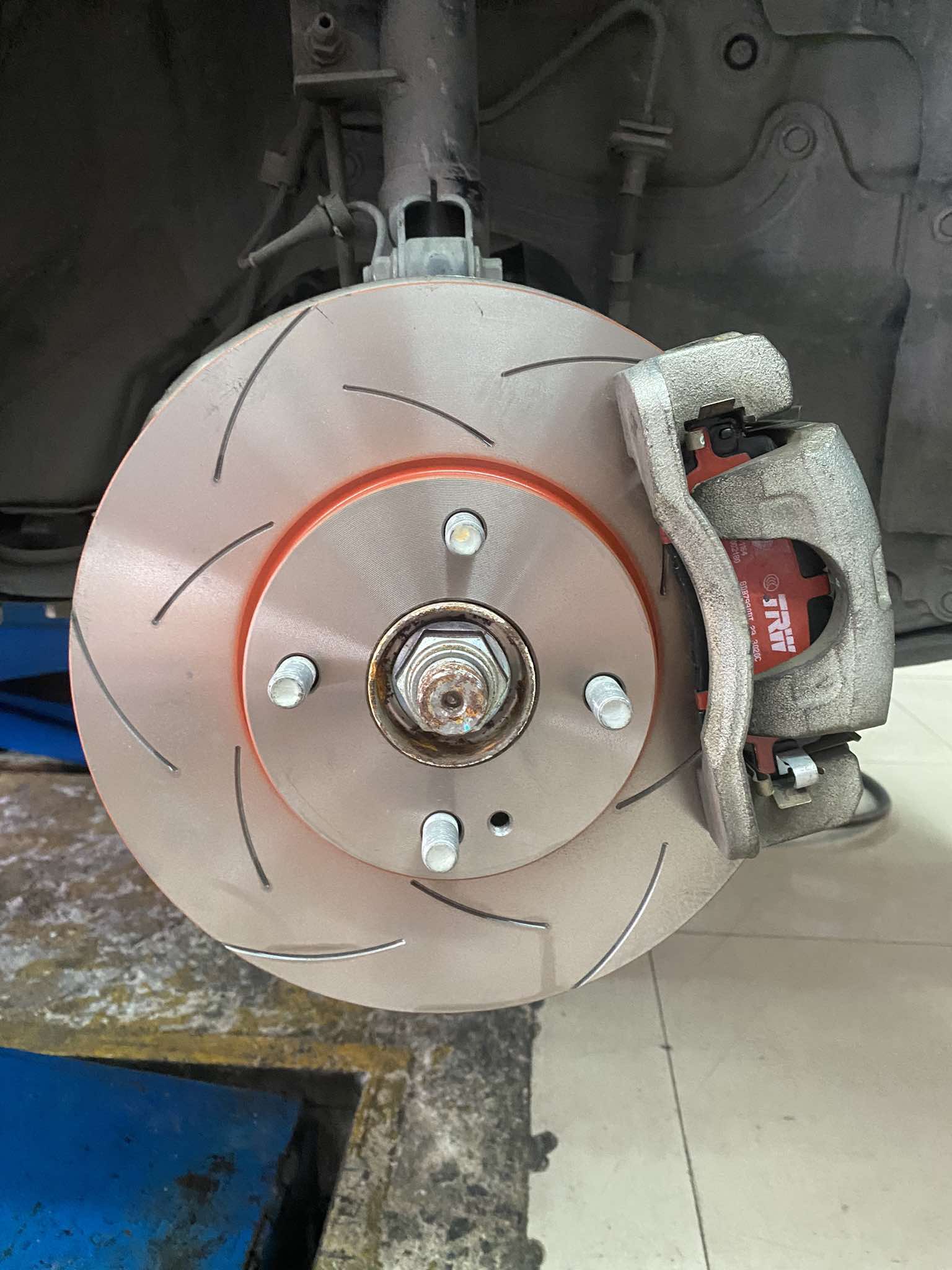 MAZDA 2 SKYACTIVE เข้ารับบริการอัพเกรดจานเบรก ให้หนึบ นุ่ม นิ่งมากยิ่งขึ้น [+] TRW รุ่น XPS จานเบรกเซาะร่อง ระบายความร้อนเร็ว ลดอาการคดงอ *เพื่อความสะดวกในการรับบริการ นัดหมายเวลาก่อนเข้ารับบริการทุกครั้งครับ 𝙊𝙪𝙧 𝙎𝙚𝙧𝙫𝙞𝙘𝙚 บริการทางร้านเรารับทำอะไรบ้าง 🔧 มียางรถยนต์ทุกยี่ห้อให้เลือกซื้อ 🔧 โช้คอัพ สปริง 🔧 เช็คช่วงล่าง แก้ปัญหาให้ตรงจุด 🔧 ติดตั้งยางแบบไร้รอย 100% 🔧 บริการสลับยาง ตามอายุ 🔧 บริการล้างลิ้นปีกผีเสื้อ 🔧 บริการเช็คระยะรถยนต์ 🔧 เปลี่ยนถ่ายของเหลวทั้งระบบ 🔧 ตั้งศูนย์ด้วยเครื่อง HUNTER นำเข้าจาก USA สอบถามข้อมูลเพิ่มเติม หรือนัดหมายเข้ารับบริการ ☎️ : 08-6569-1915 ☎️ : 08-6544-5963 Line id : @88rw Tiktok : https://www.tiktok.com/@88rwycrr Youtube : https://youtube.com/@88rw Facebook : https://www.facebook.com/88rwtire Location : https://goo.gl/maps/HrNUAZXPN94KvxZ98?coh=178573&entry=tt #รถยนต์มีปัญหาไม่รู้ต้องแก้ตรงไหน ทางเรายินดี ตรวจหาปัญหาและหาวิธีแก้ บอกลูกค้าก่อนลงมือทำเสมอราคาเป็นธรรมไม่เอาเปรียบ สบายใจคุณลูกค้า ร้านยางเจริญรุ่งเรือง ยินดีต้อนรับครับ
