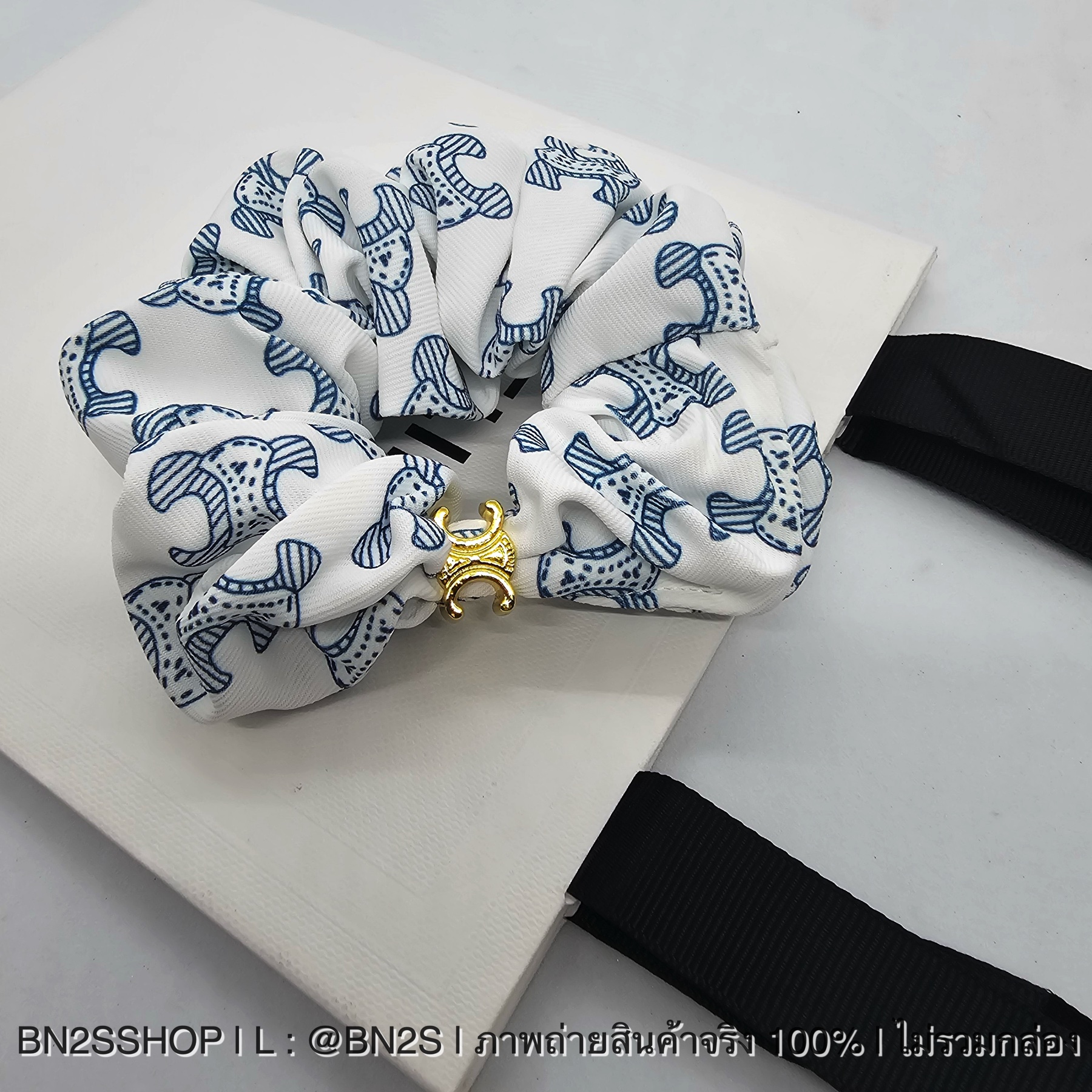 Triomphe ฟ้า | ผ้ารัดผม ลิซ่า CELINE SCRUNCHY RAYURE BRACELET รัดแขนแบบลิซ่า เก๋ไปอีกแบบ ผ้าสกรีนลายโลโก้ ผ้าเนื้อนุ่ม ไหมอย่างดี
