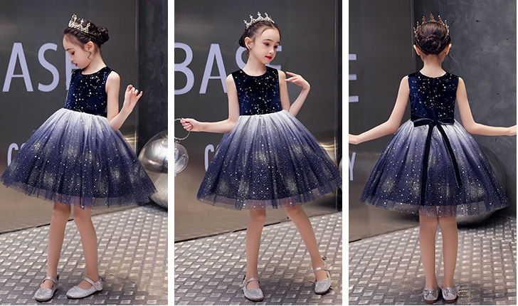 ชุดเดรสออกงานเด็กสีกรมท่า ทรงสั้น ตัวเสื้อผ้ากำมะหยี ไล่โทนสีที่สวยงาม