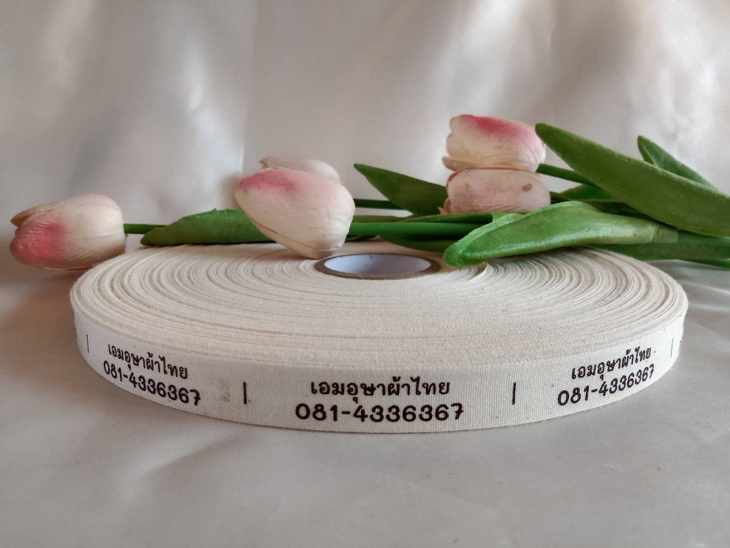 ป้ายคอเสื้อ เทปละเอียด 1.5 ซม.พิมพ์น้ำตาลเข้ม 1 ม้วน