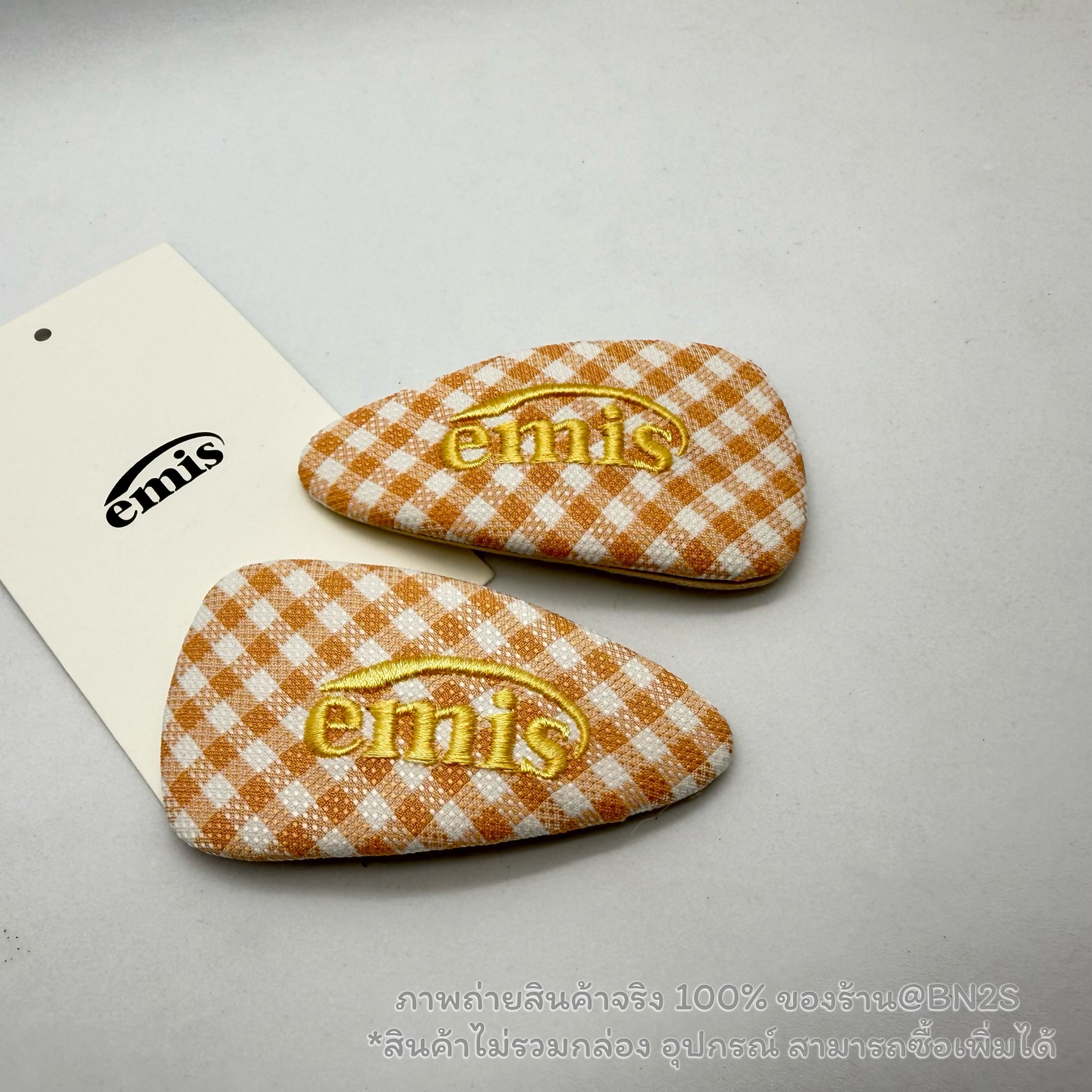 สีส้ม | พร้อมส่ง EMIS GINGHAM CHECK WIDE HAIRPIN กิ๊บหนีบสามเหลี่ยม อีมีสสึ งานปักผ้าลายสก๊อต พร้อมส่งในไทย ไม่ต้องรอพรีฯ ❌ แพ๊คคู่ ซ้าย-ขวา น้า ขนาด : 8x4 cm. ไม่มีกล่อง อุปกรณ์