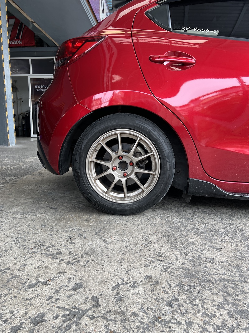 🚘 Mazda 2 Skyactiv x Profender Drift Series “หนึบกำลังดี นุ่มกำลังใช่ ขับทุกวันสบาย ไม่จุก ไม่จั๊ม” ลูกค้า Mazda 2 Skyactiv เลือกอัปเกรดช่วงล่างใหม่ด้วย Profender Drift Series + ปรับได้ 16 ระดับ ทั้งหน้า–หลัง + จัดทรงเล็กน้อย ไม่โหลดมาก แต่ได้ฟีลลิ่งที่ลงตัว + เหมาะสำหรับใช้งานประจำวัน ขับในเมืองก็สบาย วิ่งทางไกลก็มั่นใจ + จุดเด่นหลังติดตั้ง นุ่มนวล ไม่เด้ง ไม่โดด เข้าโค้งมั่นใจ รถเกาะถนนดีขึ้น ไม่แข็งกระด้างจนรบกวนผู้โดยสาร ได้สมดุลระหว่าง “ความสบาย” และ “ความหนึบ” 📌 เหมาะสำหรับคนใช้รถทุกวัน ที่อยากได้ฟีลลิ่งแน่นขึ้นกว่าโช้คเดิม แต่ยังคงความสบาย ไม่ทำให้ชีวิตประจำวันลำบาก สอบถามข้อมูลเพิ่มเติม หรือนัดหมายเข้ารับบริการ ☎️ : 08-6569-1915 ☎️ : 08-6544-5963 Line id : @88rw Facebook : https://www.facebook.com/88rwtire Location : https://goo.gl/maps/HrNUAZXPN94KvxZ98 #Mazda2skyactive #Profender #ยางรถยนต์นนทบุรี #ช่วงล่างรถยนต์ #โช้คอัพรถยนต์