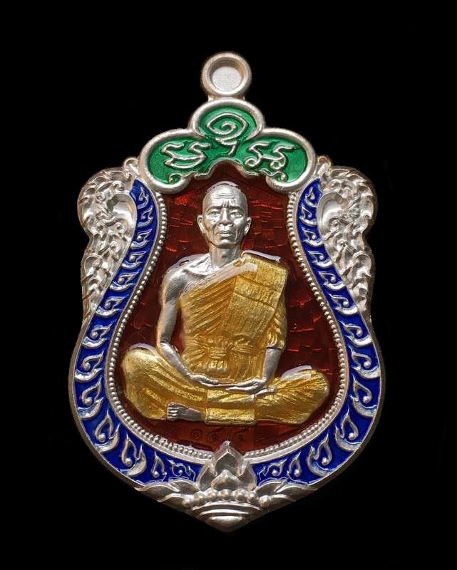 ปาฏิหาริย์ EOD ปี ๒๕๕๖ เนื้อเงิน ลงยาราชาวดี ๔ สี ๑ ใน ๒๙๙ เหรียญ เสมาหลวงพ่อคูณ ปริสุทฺโธ วัดบ้านไร่ พิมพ์เต็มองค์ เหรียญจากชุดซื่อที่ดิน ชุดกองบุญ E1.1 หมายเลข ๑๔๔