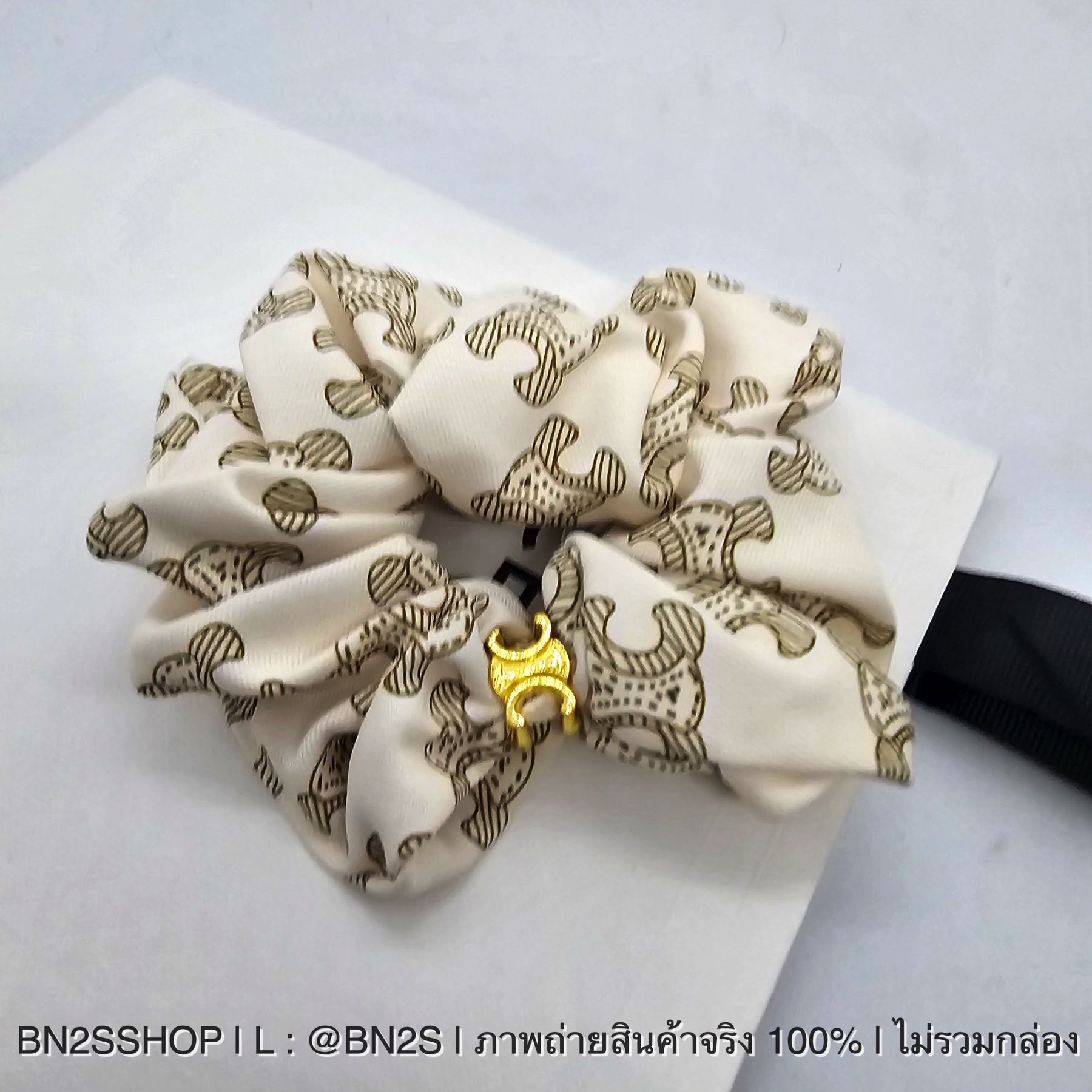Triomphe น้ำตาล | ผ้ารัดผม ลิซ่า CELINE SCRUNCHY RAYURE BRACELET รัดแขนแบบลิซ่า เก๋ไปอีกแบบ ผ้าสกรีนลายโลโก้ ผ้าเนื้อนุ่ม ไหมอย่างดี