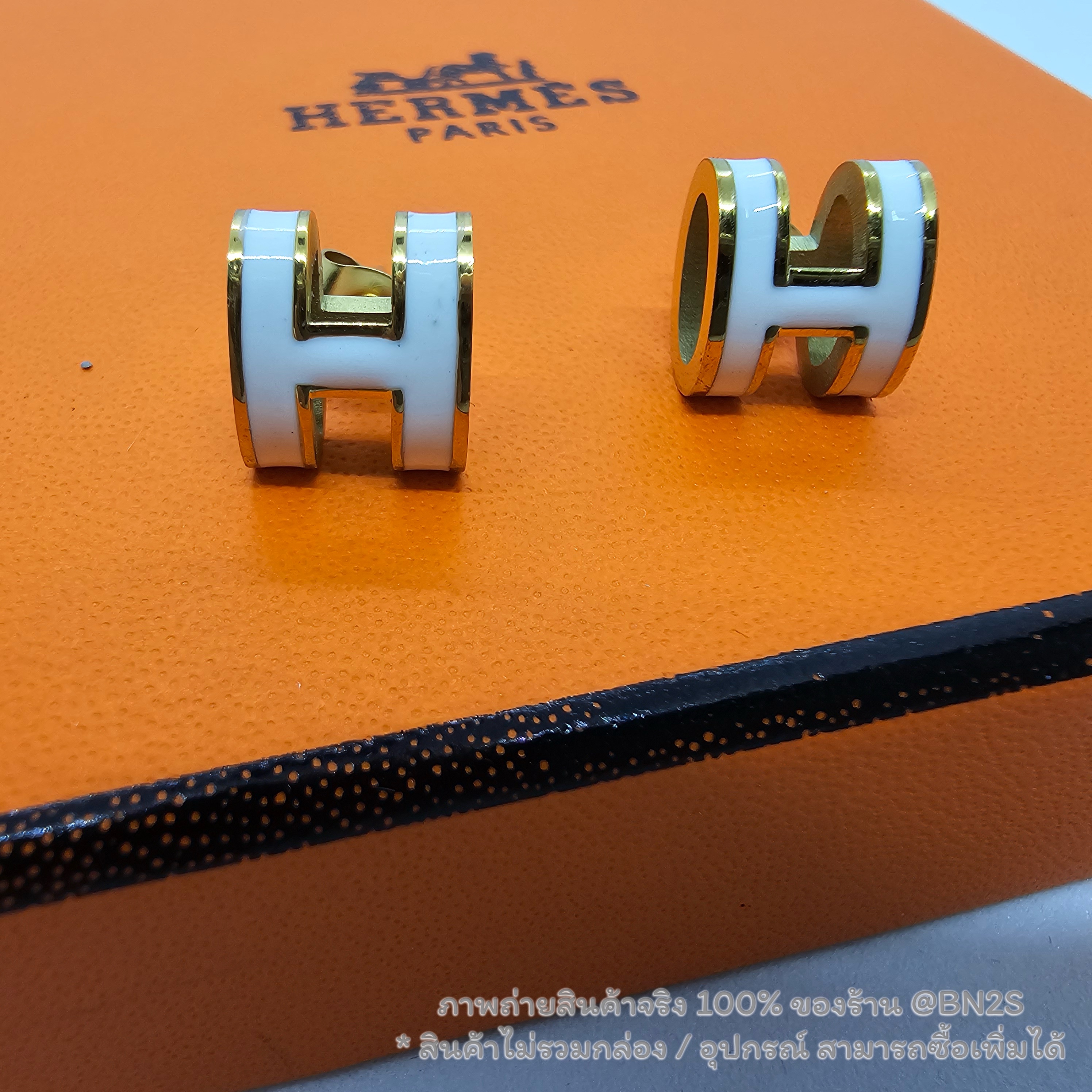 สีขาว | Hermes POP H EARRINGS ต่างหูรูปตัวอักษร H รุ่น ป๊อป งานปั๊มโลโก้ งานสวย มีให้เลือก 4 สี ดำ ส้ม ขาว แดง พร้อมส่งในไทย ไม่รวมกล่อง อุปกรณ์