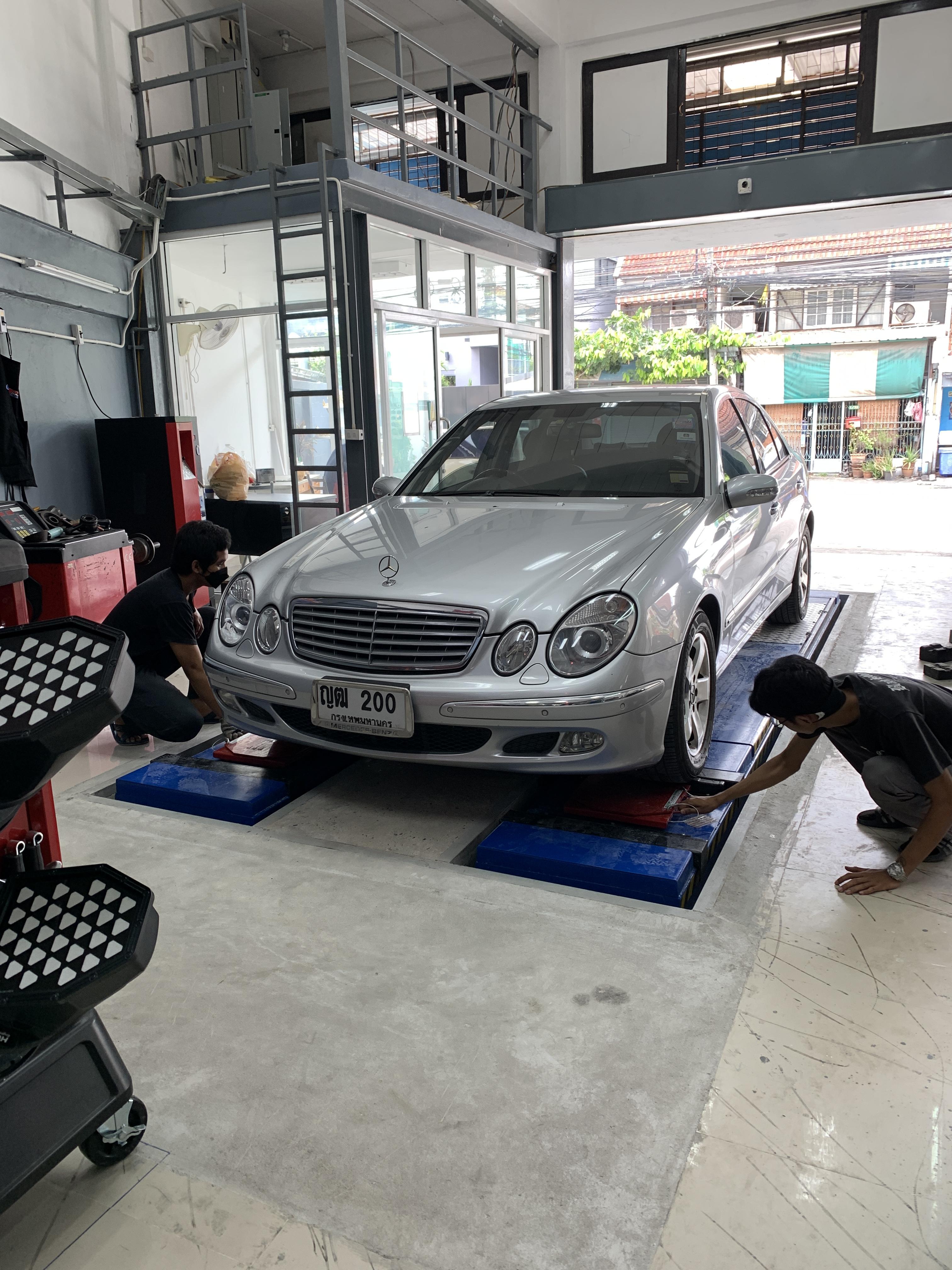 TOYOTA ALTIS เข้ารับบริการ ตั้งศูนย์ #แก้อาการกินซ้ายอัมตะ TOYOTA VIOS ตั้งศูนย์เท่าไหร่ก็ไม่หาย ตั้งจนท้อ ลองเข้ารับบริการที่ร้านยางเจริญรุ่งเรือง นนทบุรี งามวงศ์วาน TOYOTA VIOS เปลี่ยนล้อ และเปลี่ยนยางจากร้านนึงมาใช้งานมาสักระยะแรกๆ ก็วิ่งตรงดีแต่เวลาต่อมารถยนต์เริ่มกินซ้ายไปเรื่อยๆ จึงเริ่มตั้งศูนย์ ตั้งแล้วก็ออกซ้าย ตั้งไปตั้งมาถึง4หน ก็ยังไม่หาย ประเด็นแรก - ล้อเดิมขอบ15 เปลี่ยนล้อเป็น17 แต่ไม่ได้ตั้งศูนย์มุมล้อเพี้ยนแน่นอนแต่ยังไม่แสดงผลในช่วงแรก รถยนต์ยังพอจะวิ่งตรงได้แต่มุมล้อเพี้ยนๆนี้จะทำให้ยางกินไปเรื่อยๆ ประเด็นสอง - การตั้งศูนย์เราโฟกัสเพียงพวงมาลัยตรงไม่ได้ แต่ต้องโฟกัสเรื่องการวิ่งตรงของรถยนต์"ตามการขับขี่ด้วย" ที่ผมต้องเน้น"ตามการขับขี่"นั่นก็เพราะว่า ลักษณะตามการขับขี่ของแต่ละท่านไม่เท่ากัน ประเด็นสาม - การปรับมุมล้อรถยนต์รถเก๋งส่วนมากที่เป็น Mcpherson strut ซึ่งโดนจำกัดเรื่องการปรับค่อนข้างเยอะจึงไม่สะดวกกับการขยับมุม แต่หากเรามีเครื่องมือพิเศษคอยช่วยแล้ว จะทำให้การปรับองศาล้อรถยนต์นั้นง่าย รวดเร็ว และแม่นยำมากขึ้น โดยมากมักจะคิดว่าถ้าค่าตัวเลขที่ในเครื่องตั้งศูนย์ตรง ขึ้นสีเขียว เดี๋ยวรถก็วิ่งตรงเอง ก็สามารถใช้งานได้กับรถยนต์ที่ช่วงล่างปกติครับ แต่สำหรับช่วงล่างแบบอื่นๆเช่น รถยนต์ที่ต้องการรีดPerformance รถชน รถโดนชน รถเกิดอุบัติเหตุ ทั้งสามข้อนี้คือเหตุผลหลักที่ทำให้รถคันนี้ตั้งศูนย์เท่าไหร่ก็วิ่งไม่ตรง ผมจะคอยย้ำกับน้องๆเสมอว่าเครื่องตั้งศูนย์เหมือนแว่นตา หากแว่นตาของเราดี มองชัดเจน แม่นยำ การตั้งศูนย์ของเราก็จะสำเร็จ สมบูรณ์แบบ ลูกค้าไม่ต้องเข้าออกบ่อยๆ หลายครั้งที่เราตั้งเสร็จไม่ต้องลองรถเลยด้วยซ้ำ หากแว่นตาของเราแข็งแรง จะทำให้การตั้งศูนย์รวดเร็ว เสถียร สุดท้ายการตั้งศูนย์รถยนต์นั้นขึ้นอยู่กับช่างผู้ปฏิบัติ ถ้าช่างมีความเข้าใจเรื่องของมุมล้อ เข้าใจอาการของรถยนต์ ลักษณะการใช้งานของลูกค้า ช่างมีประสบการณ์ก็จะทำให้รถยนต์วิ่งตรง สมบูรณ์ สำหรับลูกค้าท่านใดที่สนใจสอบถามข้อมูลเพิ่มเติม หรือ นัดหมายเข้ารับบริการโทร. 08-6569-1915 บุ๊ก และทีมงานร้านยางเจริญรุ่งเรือง ยินดีต้อนรับครับ