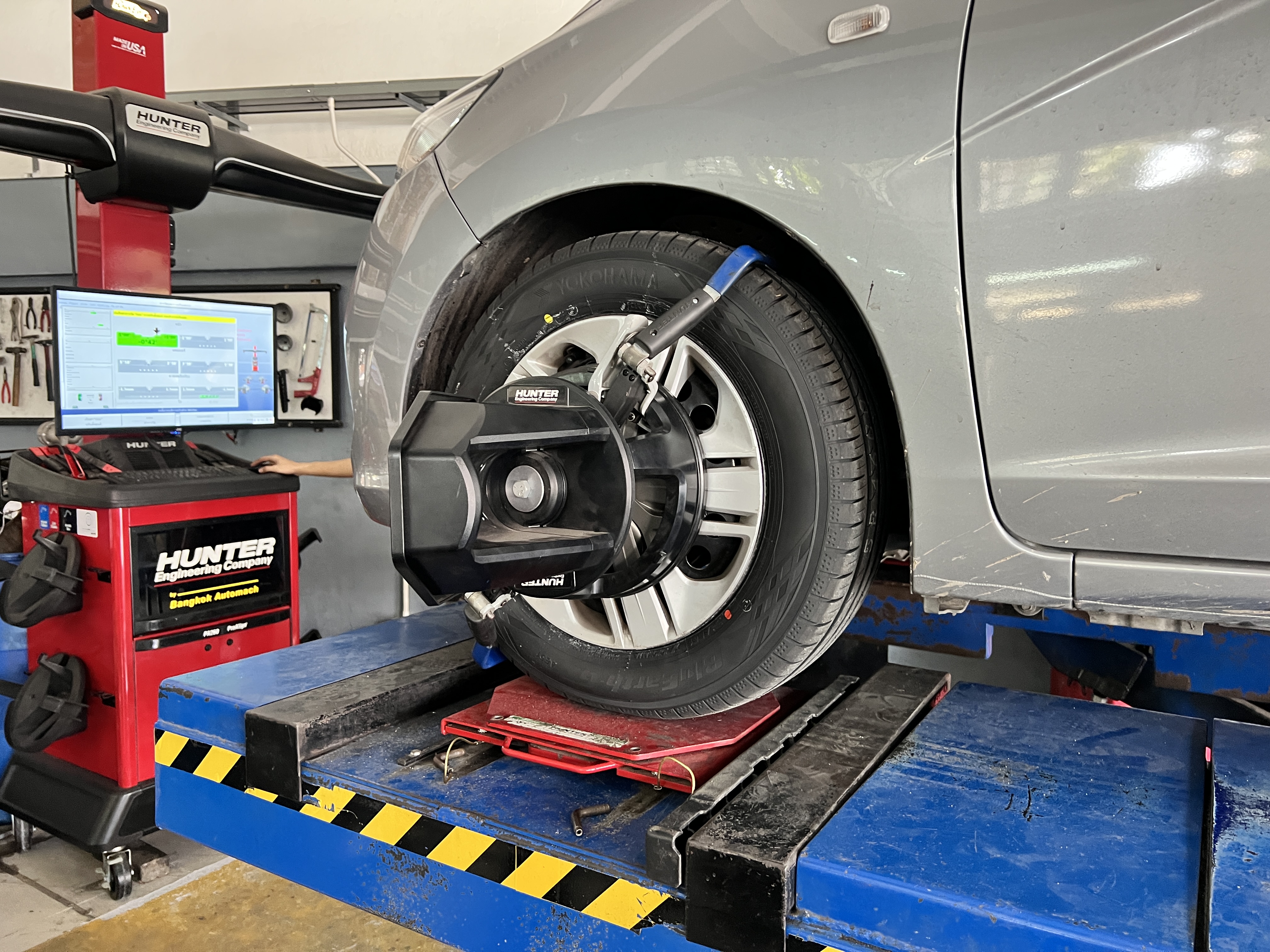 Honda Jazz GK เปลี่ยนยางรถยนต์ใช้งานรุ่นเดิม นุ่มหนึบ [+] YOKOHAMA BLUEARTH AE51 Made in Japan ขนาด 185/65R15 𝙊𝙪𝙧 𝙎𝙚𝙧𝙫𝙞𝙘𝙚 บริการทางร้าน เรารับทำอะไรบ้าง 🔧 ติดตั้งยางแบบไร้รอย 100% 🔧 บริการสลับยาง ตามอายุ 🔧 มียางรถยนต์ทุกยี่ห้อให้เลือกซื้อ 🔧 เช็คช่วงล่าง แก้ปัญหาให้ตรงจุด 🔧 บริการล้างลิ้นปีกผีเสื้อ 🔧 บริการเช็คระยะรถยนต์ 🔧 เปลี่ยนถ่ายของเหลวทั้งระบบ 🔧 ตั้งศูนย์ด้วยเครื่อง HUNTER นำเข้าจาก USA สอบถามข้อมูลเพิ่มเติม หรือนัดหมายเข้ารับบริการ Tel : 08-6569-1915 Tel : 08-6544-5963 Line id : @88rw Tiktok : https://www.tiktok.com/@88rwycrr Youtube : https://youtube.com/@88rw Facebook : https://www.facebook.com/otaninon Location : https://goo.gl/maps/HrNUAZXPN94KvxZ98?coh=178573&entry=tt #รถยนต์มีปัญหาไม่รู้ต้องแก้ตรงไหน ทางเรายินดี ตรวจหาปัญหาและหาวิธีแก้ บอกลูกค้าก่อนลงมือทำเสมอราคาเป็นธรรมไม่เอาเปรียบ สบายใจคุณลูกค้า ---------------------------------- ดูแลให้คำปรึกษาทุกปัญหาคาใจ ไม่ทิ้งลูกค้า มีบริการหลังการขาย 【ให้ผู้เชี่ยวชาญของเรา ดูแลรถคุณ】 ร้านยางเจริญรุ่งเรือง ยินดีต้อนรับครับ ---------------------------------- #โช๊คอัพรถยนต์ #monroe #yss #kayaba #profender #ร้านยางเจริญรุ่งเรือง #นนทบุรี #งามวงศ์วาน #amsfix #บริการช่วงล่างรถยนต์ #ซ่อมบำรุงช่วงล่าง #เซทอัพโช๊คอัพรถยนต์