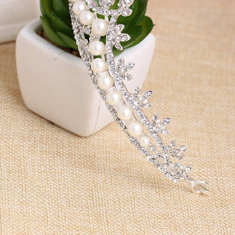 มงกุฏขนาดรองใหญ่ ขนาด กว้าง 15 สูง 4 ซม. แบบกิ๊บปักแน่น ประดับเพชรและมุกได้สวยดูดีมาก