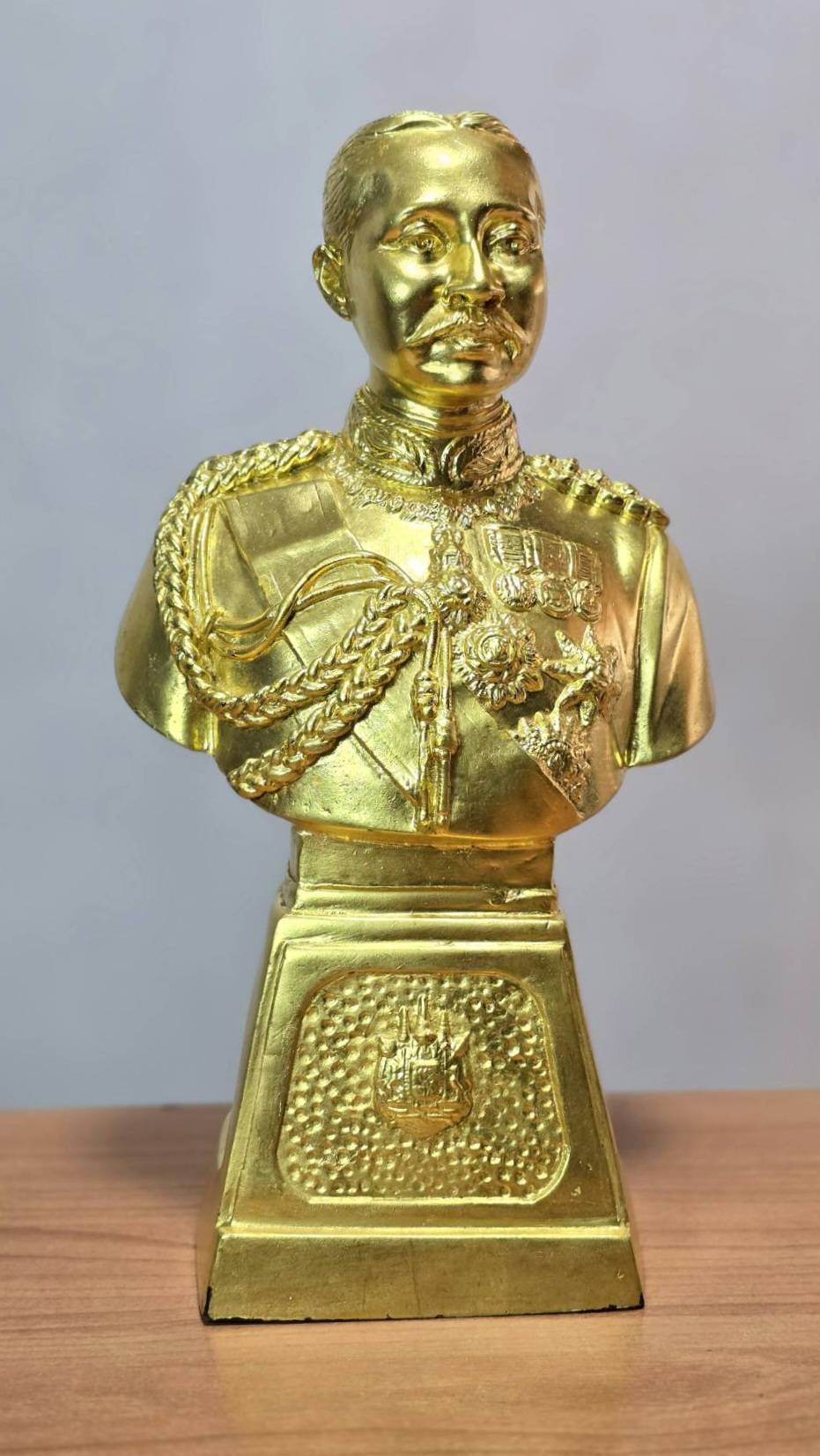 พระบรมรูปรัชกาลที่5ครึ่งพระองค์ ติดทองทั้งองค์ (หายากมาก)