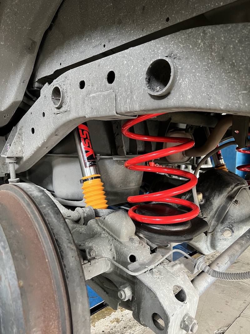 Mitsubishi Pajero Sport ติดตั้งโช้คอัพ YSS E-Series Full Set พร้อมสปริง YSS Performance สิ่งที่จะได้รับหลังจากติดตั้ง: หนึบ นิ่ง ขับสบาย: โช้คอัพ YSS E-Series (Monotube) พร้อมเทคโนโลยี VVSC ช่วยให้รถนุ่มนวลเมื่อขับช้า และหนึบแน่นเมื่อใช้ความเร็ว ลดอาการโคลงเคลง: สปริง YSS Performance ถูกออกแบบมาเพื่อบาลานซ์น้ำหนักรถ PPV โดยเฉพาะ ช่วยลดอาการโยนตัวของรถได้อย่างมีประสิทธิภาพ ทนทานคุ้มค่า: โช้คอัพ Monotube ทำงานได้อย่างเสถียร ระบายความร้อนได้ดี และสามารถ เปิดซ่อมบำรุงได้ ตลอดอายุการใช้งาน จบครบทุกปัญหา: ติดตั้งโดยทีมช่างผู้เชี่ยวชาญ พร้อมบริการตั้งศูนย์ด้วยเครื่องมือที่ทันสมัยที่สุด เหมาะสำหรับใคร? เจ้าของ Pajero Sport ที่เน้นความสมดุลของช่วงล่าง ผู้ที่ต้องการยกระดับ Performance ให้ดีกว่าโช้คเดิมติดรถอย่างชัดเจน 👉 เปลี่ยนรถคุณให้ขับขี่สนุกและปลอดภัยกว่าเดิม! นัดหมายเข้ารับบริการได้เลยครับ 📌 สอบถามข้อมูลเพิ่มเติม หรือนัดหมายเข้ารับบริการ ☎️ : 08-6569-1915 ☎️ : 08-6544-5963 💬 Line id : @88rw 📍 Location : https://goo.gl/maps/HrNUAZXPN94KvxZ98 🌐 Facebook : https://www.facebook.com/88rwtire #Mitsubishi #PajeroSport #YSS #YSSSuspension #ESeries #YSSPerformance #โช้คอัพ #ช่วงล่าง #ยางเจริญรุ่งเรือง #นนทบุรี #งามวงศ์วาน #รถครอบครัว