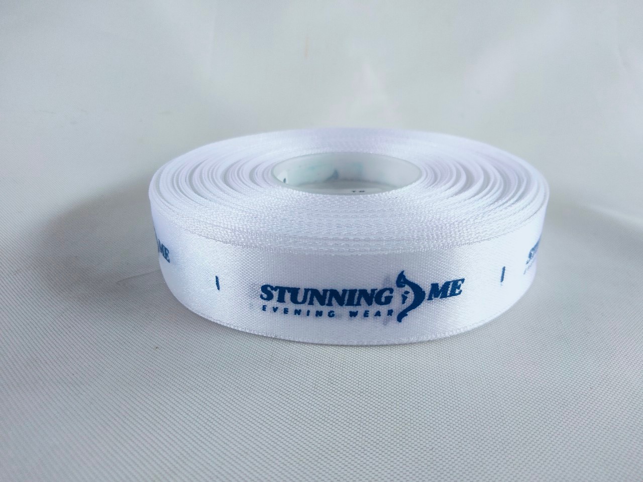 ป้ายคอเสื้อ เนื้อริบบิ้นซาติน 2.0 ซม. ริบบิ้นสีขาว 1 พิมพ์น้ำเงิน 1 ม้วน