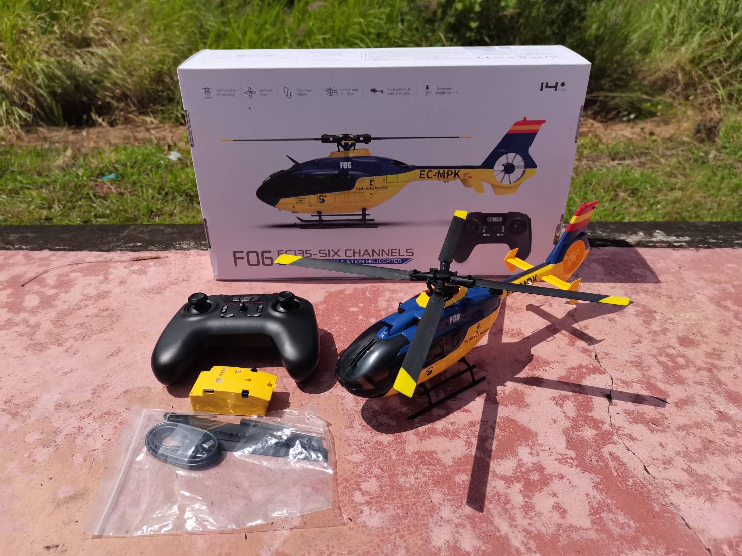 เฮลิคอปเตอร์บังคับวิทยุ YU XIANG F06 EC135 6CH 3D-6G มอเตอร์บรัสเลส หัวท้าย ระบบล๊อคความสูง ล๊อคตำแหน่ง ชุดพร้อมบิน RTF
