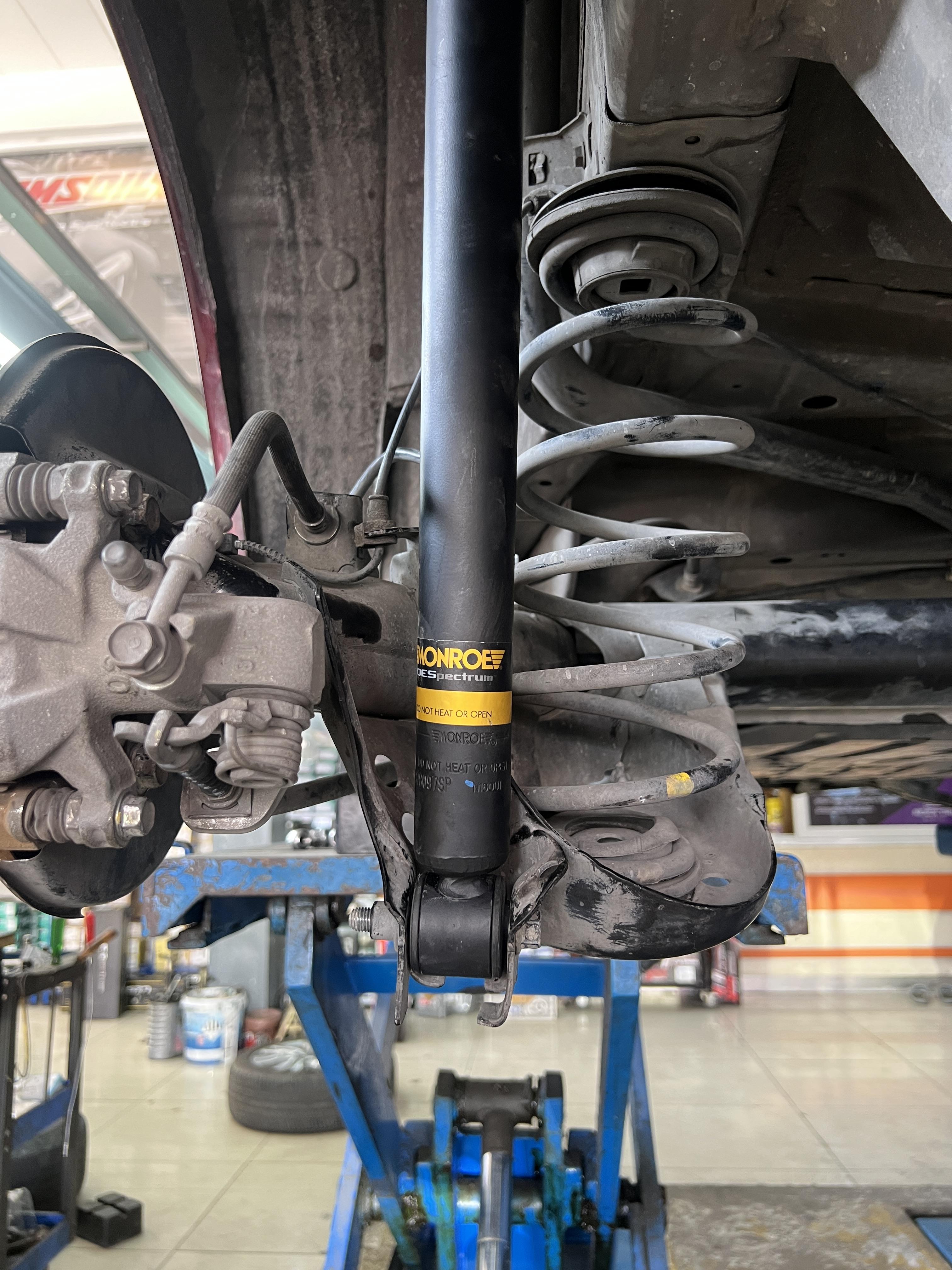 HONDA CITY เปลี่ยนโช้คอัพ [+] MONROE OE SPECTRUM พร้อมอะไหล่ส่วนควบ [+] บู้ชคานหลัง [+] ลูกหมากกันโคลงตอง5ญี่ปุ่น Location : https://goo.gl/maps/HrNUAZXPN94KvxZ98? รถยนต์มีปัญหาไม่รู้ต้องแก้ตรงไหน ทางเรายินดี ตรวจหาปัญหาและหาวิธีแก้ บอกลูกค้าก่อนลงมือทำเสมอด้วยราคาเป็นธรรม เวลาบริการ วันจันทร์-วันอาทิตย์ 09:00 น. - 17.30 น. #monroe #บู้ชคานหลัง #ลูกหมากกันโคลงตอง5 #hondacity #โช้คอัพ #ช่วงล่าง #โช๊ค #ยางรถยนต์