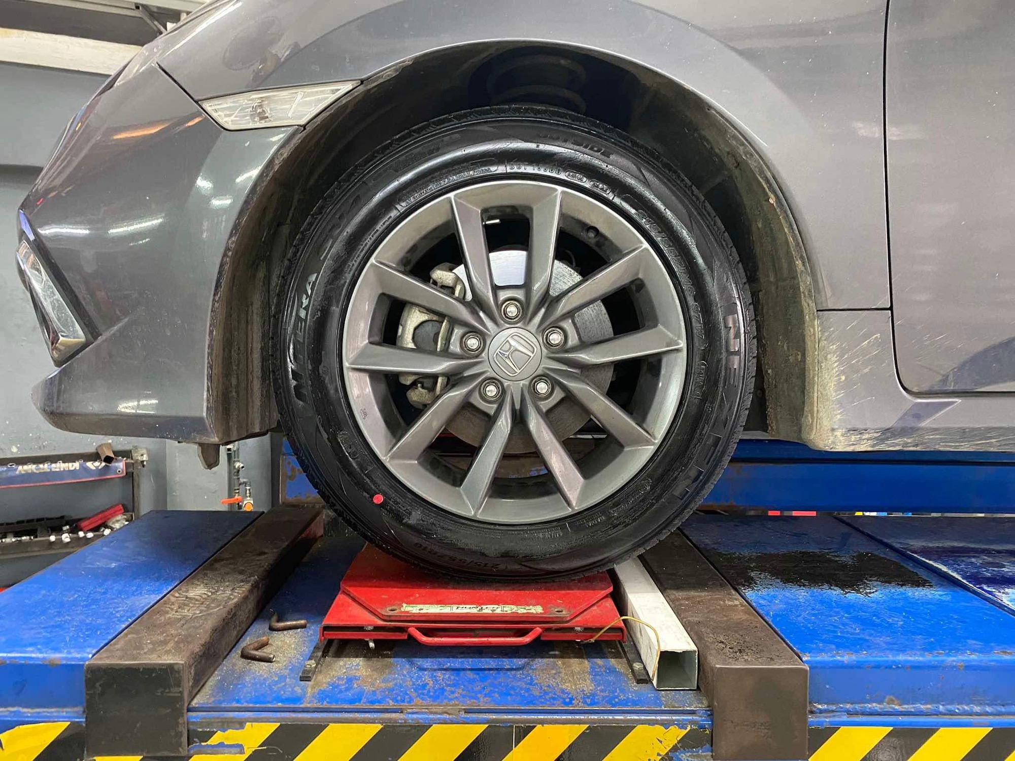 HONDA CIVIC FB เข้ารับบริการเปลี่ยนยางรถยนต์ [+] NEXEN SU4 215/55R16 #ถ่ายให้เป๊ะแชร์ให้ปังกับยางNexen #เส้นต่อไปใช้เน็กเซ็น #nexentirethailand #nexentire #ยางรถยนต์ *เฉาพาะ NEXEN Pirelli ประกันยาง 1 ปี หรือ 25,000 กม. บาด บวม เบียด แตก ระเบิด เปลี่ยนเส้นใหม่ ครับ *เพื่อความรวดเร็วนัดหมายก่อนเข้ารับบริการครับ 𝙊𝙪𝙧 𝙎𝙚𝙧𝙫𝙞𝙘𝙚 บริการทางร้านเรารับทำอะไรบ้าง 👉มียางรถยนต์ทุกยี่ห้อให้เลือกซื้อ 👉โช้คอัพ สปริง 👉เช็คช่วงล่าง แก้ปัญหาให้ตรงจุด 👉ติดตั้งยางแบบไร้รอย 100% 👉บริการสลับยาง ตามอายุ 👉บริการล้างลิ้นปีกผีเสื้อ 👉บริการเช็คระยะรถยนต์ 👉เปลี่ยนถ่ายของเหลวทั้งระบบ 👉ตั้งศูนย์ด้วยเครื่อง HUNTER นำเข้าจาก USA สอบถามข้อมูลเพิ่มเติม หรือนัดหมายเข้ารับบริการ ☎️ : 08-6569-1915 ☎️ : 08-6544-5963 Line id : @88rw Facebook : https://www.facebook.com/88rwtire Location : https://goo.gl/maps/HrNUAZXPN94KvxZ98? #รถยนต์มีปัญหาไม่รู้ต้องแก้ตรงไหน ทางเรายินดี ตรวจหาปัญหาและหาวิธีแก้ บอกลูกค้าก่อนลงมือทำเสมอราคาเป็นธรรม #nexentires