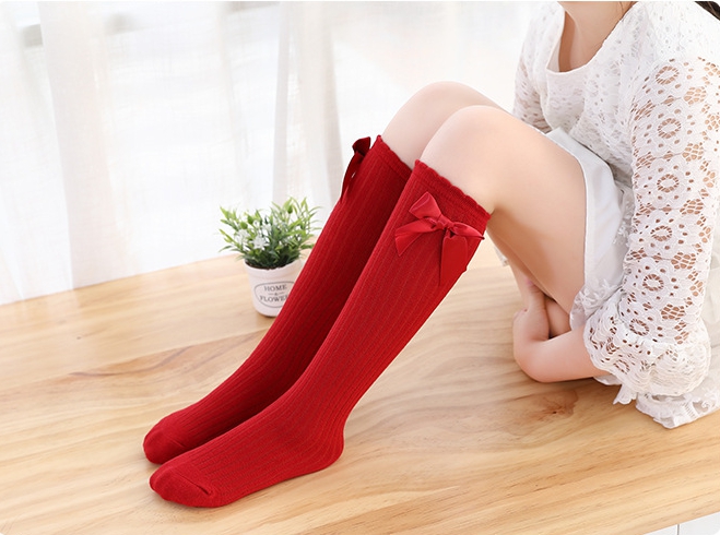 ถุงเท้ายาวเด็กผู้หญิงสีแดงเข้ม ติดโบว์น่ารัก สไตล์แฟชั่นเกาหลี ขนาดแบบฟรีไซส์