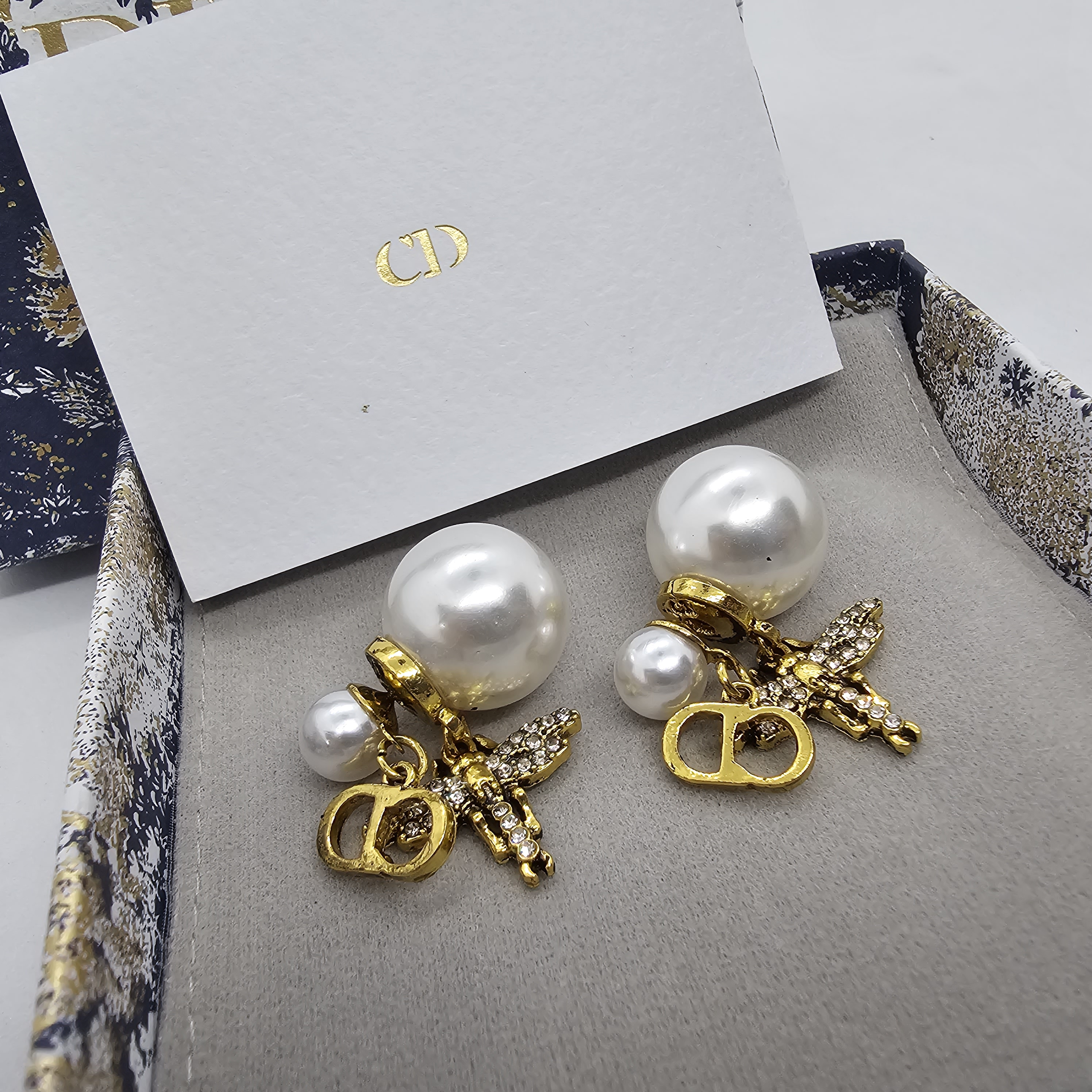 Dior ต่างหู รุ่น PEARL AND BEE TRIBALES EARRINGS ต่างหูดิออ CD ลายผึ้น วินเทจ งานปั๊มโลโก้ อะไหล่สีทองรมดำ ประดับด้วยไข่มุก ราคา 169฿ ไม่รวมกล่องอุปกรณ์