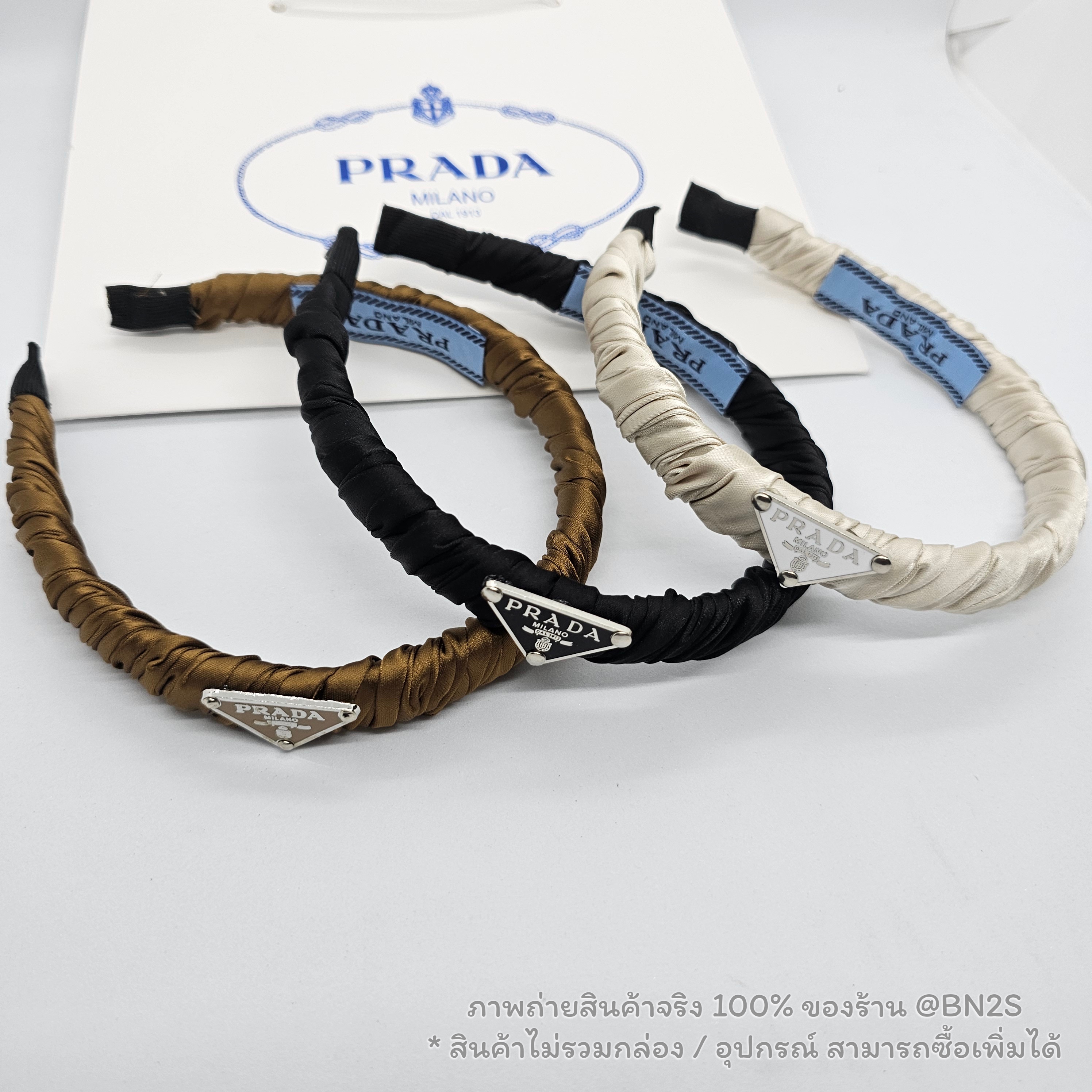 สีขาว | ที่คาดผมปราด้า Prada Symbole Re-nylon Headband คาดผมติดโลโก้ ตัวคาดฟันด้วยผ้าไนลอน ติดป้ายผ้าโลโก้ปราด้า พร้อมส่ง ไม่รวมกล่อง อุปกรณ์