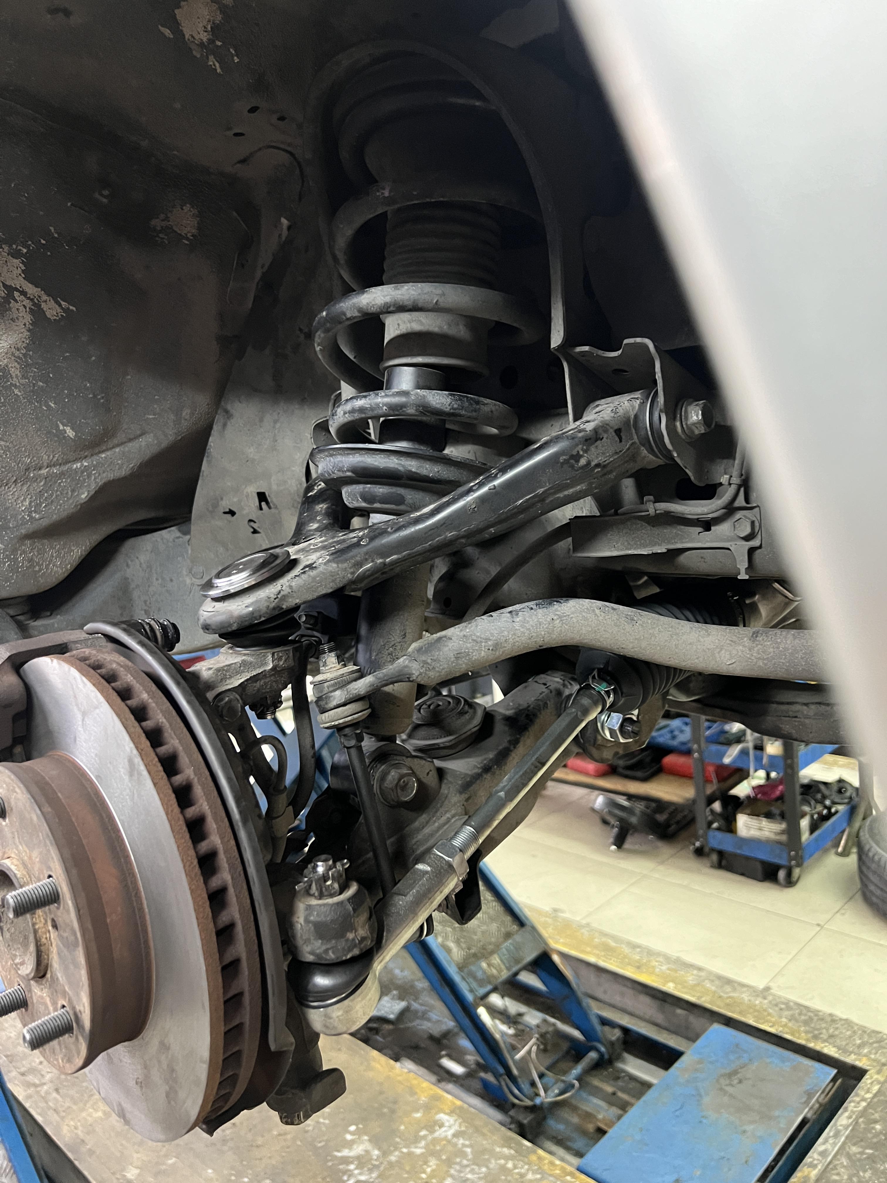 TOYOTA HILUX VIGO ตัวเตี้ย เข้ารับบริการซ่อมบำรุงช่วงล่างครั้งใหญ่ [+] เปลี่ยนแร็คพวงมาลัย [+] เปลี่ยนผ้าเบรก YOSHI [+] เจียรจานเบรก [+] ลูกหมากกันโคลง ตอง5 ญี่ปุ่นแท้ [+] โช้คอัพ profender pg5 [+] อัดบู๊ชปีกนก ล่าง + บน ครบชุด 𝙊𝙪𝙧 𝙎𝙚𝙧𝙫𝙞𝙘𝙚 บริการทางร้านเรารับทำอะไรบ้าง 🔧 มียางรถยนต์ทุกยี่ห้อให้เลือกซื้อ 🔧 โช้คอัพ สปริง 🔧 เช็คช่วงล่าง แก้ปัญหาให้ตรงจุด 🔧 ติดตั้งยางแบบไร้รอย 100% 🔧 บริการสลับยาง ตามอายุ 🔧 บริการล้างลิ้นปีกผีเสื้อ 🔧 บริการเช็คระยะรถยนต์ 🔧 เปลี่ยนถ่ายของเหลวทั้งระบบ 🔧 ตั้งศูนย์ด้วยเครื่อง HUNTER นำเข้าจาก USA สอบถามข้อมูลเพิ่มเติม หรือนัดหมายเข้ารับบริการ ☎️ : 08-6569-1915 ☎️ : 08-6544-5963 Line id : @88rw Tiktok : https://www.tiktok.com/@88rwycrr Youtube : https://youtube.com/@88rw Facebook : https://www.facebook.com/88rwtire Location : https://goo.gl/maps/HrNUAZXPN94KvxZ98? #รถยนต์มีปัญหาไม่รู้ต้องแก้ตรงไหน ทางเรายินดี ตรวจหาปัญหาและหาวิธีแก้ บอกลูกค้าก่อนลงมือทำเสมอราคาเป็นธรรม