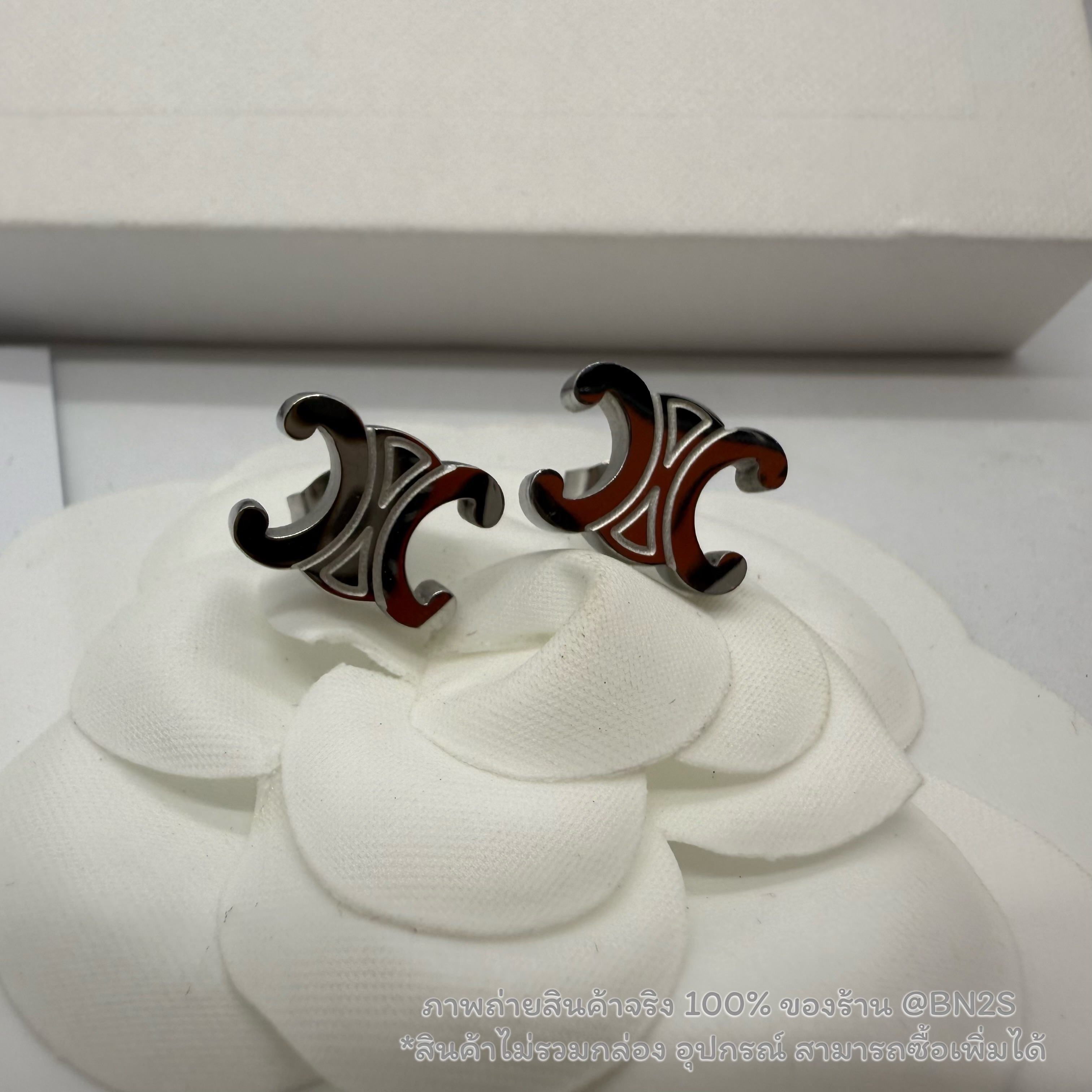 สีเงิน | CL TRI0MPHE STUDS EARRINGS ต่างหูซีลีน สตั๊ดโลโก้ทรีออม อะไหล่สีเงิน/ทอง งานสวยงานแวววาว พร้อมส่งในไทย สีเงิน /ทอง ไม่มีกล่อง อุปกรณ์
