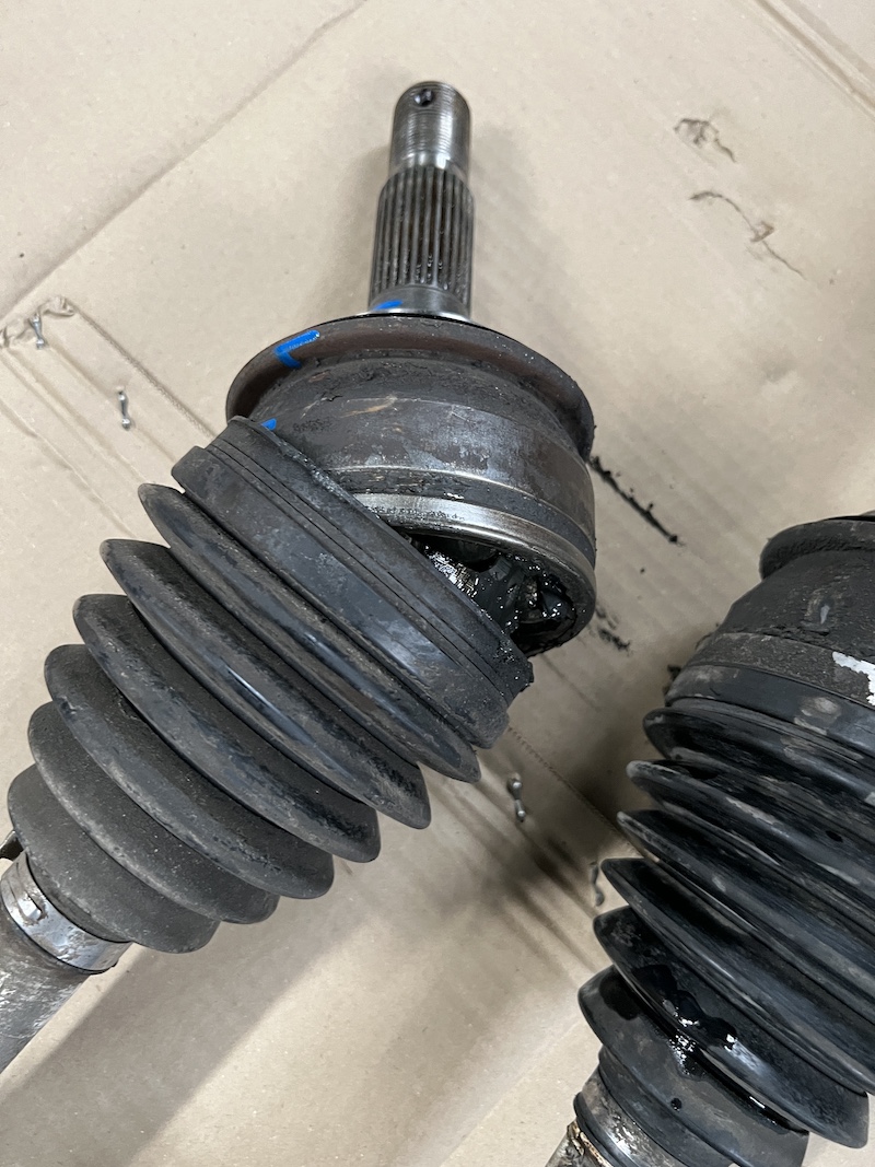 TOYOTA VIGO PRERUNNER เข้ารับบริการเปลี่ยนจานเบรกอัพเกรด เพิ่มประสิทธิภาพการเบรก แบบไม่ต้องโมดิฟาย เอารถขึ้นเจอจารบีเพลาขับกระจาย และช่วงล่างเสียก็จัดเพิ่มเติมเลย [+] TRW XPS จานเบรกอัพเกรด ขนาดเดิมตรงรุ่น ไม่ต้องโมดิฟาย ทนความร้อนสูง เหนียวหนา ใช้งานได้ยาวนาน [+] ลูกหมากปีกนกล่าง ตอง5ญี่ปุ่น ทนทาน [+] บู้ชปีกนกล่างพร้อมบริการติดตั้ง [+] ยางหุ้มเพลาขับ ตรงรุ่น พร้อมรัด ติดตั้ง ตั้งศูนย์ สอบถามข้อมูลเพิ่มเติม หรือนัดหมายเข้ารับบริการ ☎️ : 08-6569-1915 ☎️ : 08-6544-5963 Line id : @88rw Facebook : https://www.facebook.com/88rwtire Location : https://goo.gl/maps/HrNUAZXPN94KvxZ98 #ยางหุ้มเพลาขับ #TRW #ลูกหมากตอง5ญี่ปุ่น #ยางรถยนต์ #ช่วงล่างรถยนต์ #โช้คอัพรถยนต์