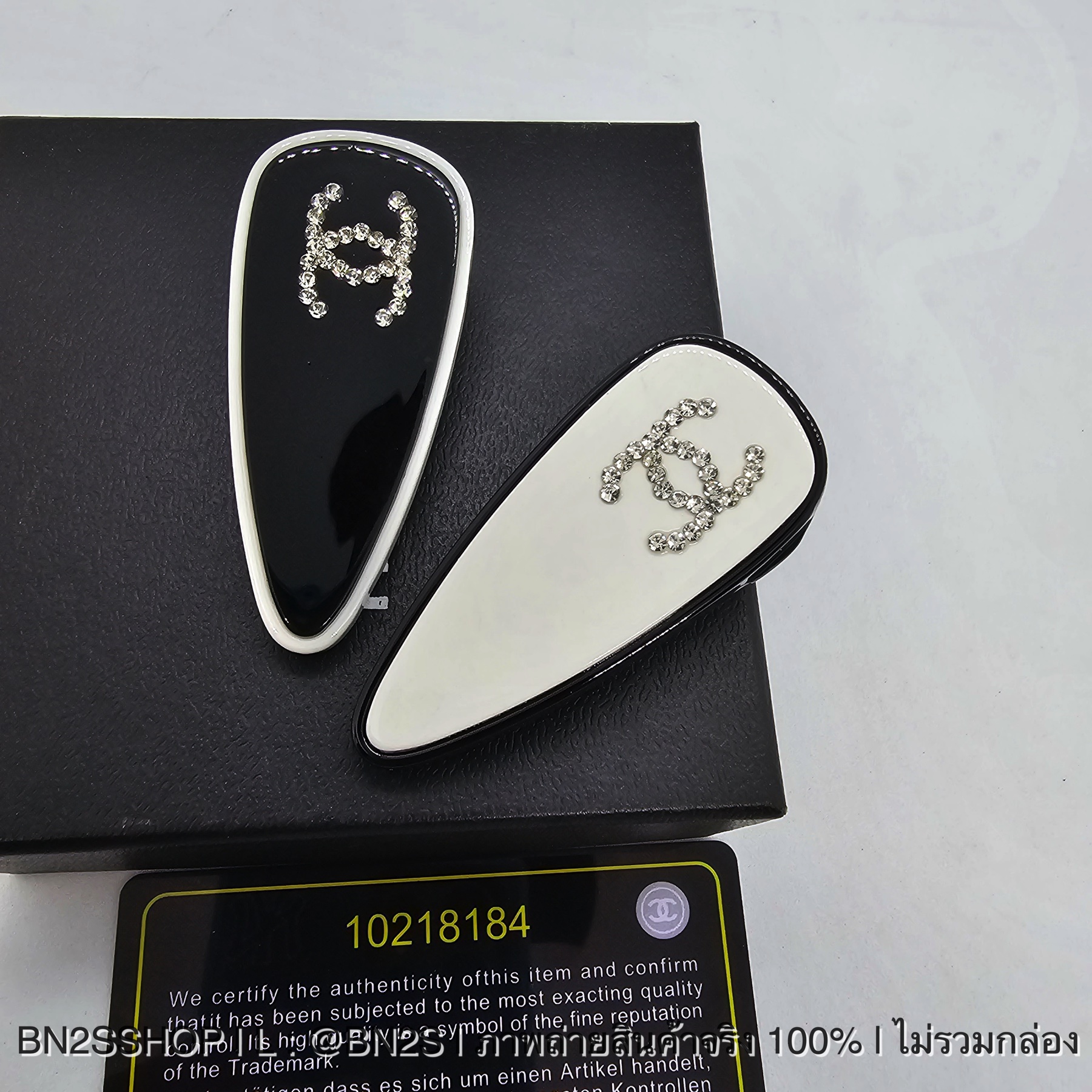 ขาว | CHANEL CC Print Logo Hair Clip กิ๊บติดผมโลโก้ ลายโลโก้ CC ตัวหนีบปากเป็ด สไตล์เกาหลี งานน่ารักมาก