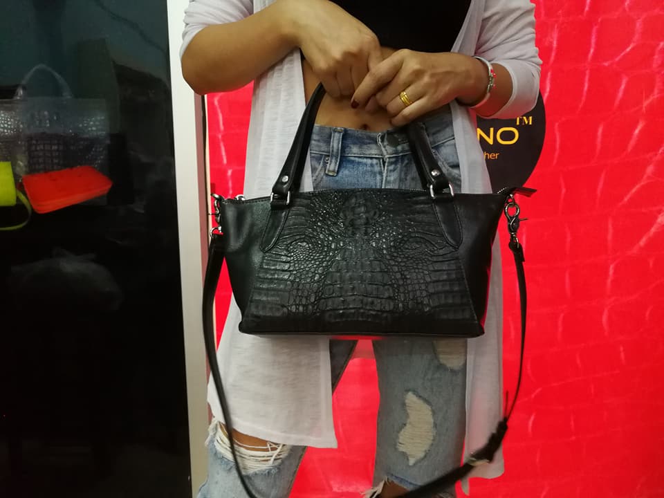 กระเป๋าหนังถือจระเข้แท้ สีดำ รหัส CRW1217W-10-BL