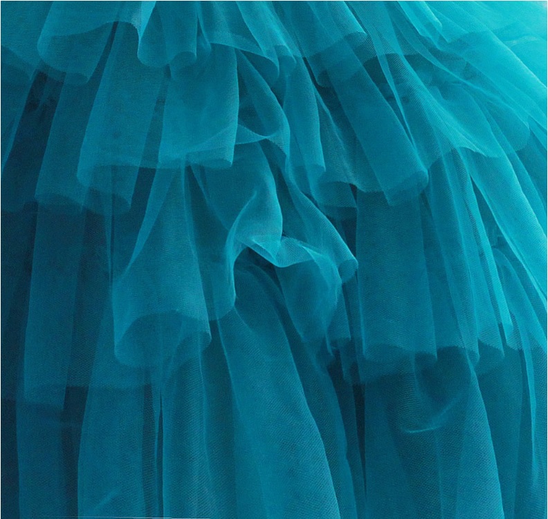 ชุดเดรสออกงานเด็กสีเขียว ช่วงตัวผ้ามันเงาลายดอกไม้สวย เอวมีโบว์ประดับเพชรสวย กระโปรงเป็นชั้นๆๆน่ารัก