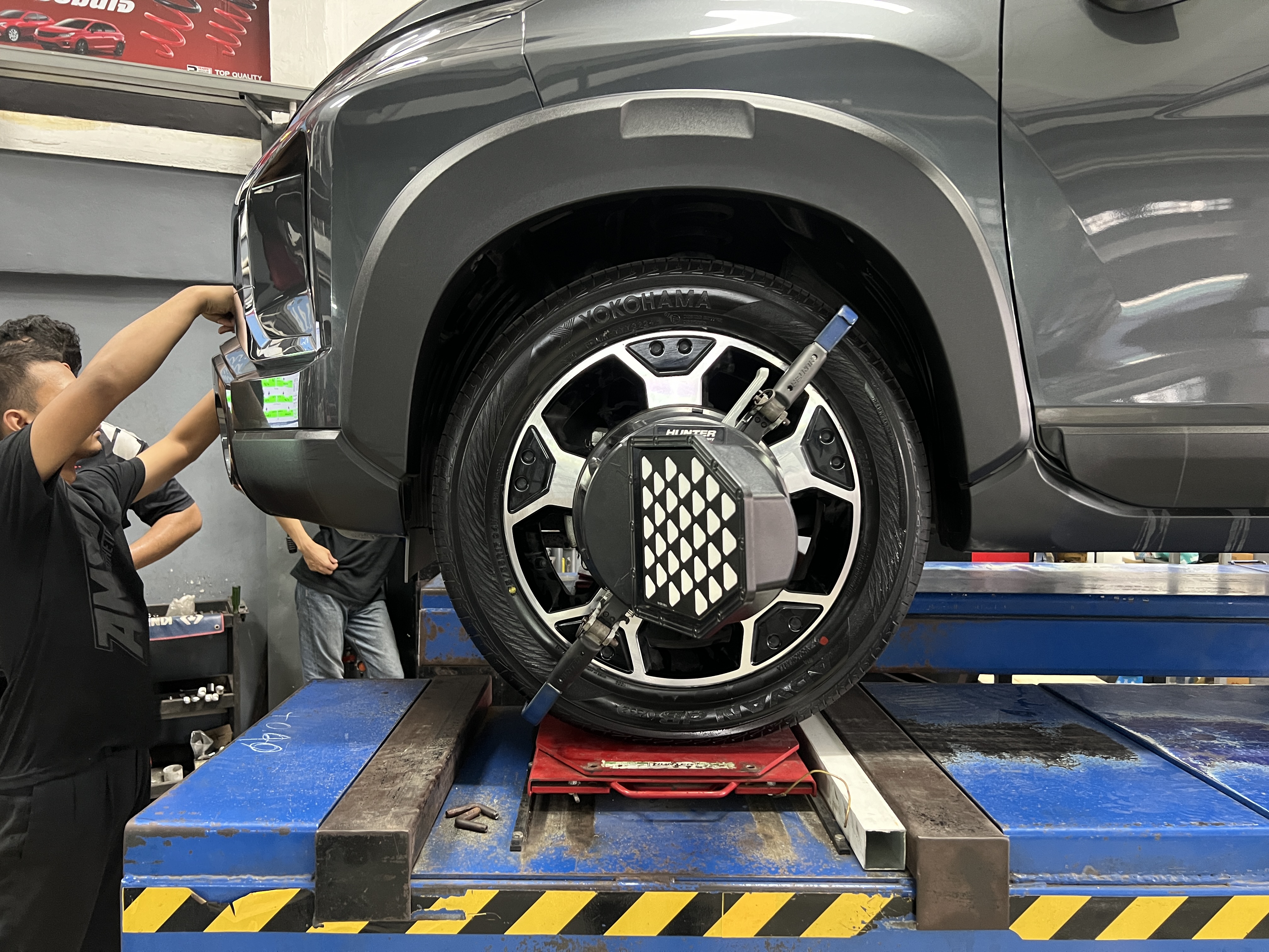 MITSUBISHI XPANDER เปลี่ยนยางรถยนต์ ใช้งานประจำวัน เน้นใช้งานของดี [+] YOKOHAMA ADVAN DB V552 215/55R17 𝙊𝙪𝙧 𝙎𝙚𝙧𝙫𝙞𝙘𝙚 บริการทางร้านเรารับทำอะไรบ้าง 🔧 มียางรถยนต์ทุกยี่ห้อให้เลือกซื้อ 🔧 โช้คอัพ สปริง 🔧 เช็คช่วงล่าง แก้ปัญหาให้ตรงจุด 🔧 ติดตั้งยางแบบไร้รอย 100% 🔧 บริการสลับยาง ตามอายุ 🔧 บริการล้างลิ้นปีกผีเสื้อ 🔧 บริการเช็คระยะรถยนต์ 🔧 เปลี่ยนถ่ายของเหลวทั้งระบบ 🔧 ตั้งศูนย์ด้วยเครื่อง HUNTER นำเข้าจาก USA สอบถามข้อมูลเพิ่มเติม หรือนัดหมายเข้ารับบริการ ☎️ : 08-6569-1915 ☎️ : 08-6544-5963 Line id : @88rw Tiktok : https://www.tiktok.com/@88rwycrr Youtube : https://youtube.com/@88rw Facebook : https://www.facebook.com/88rwtire Location : https://goo.gl/maps/HrNUAZXPN94KvxZ98? #รถยนต์มีปัญหาไม่รู้ต้องแก้ตรงไหน ทางเรายินดี ตรวจหาปัญหาและหาวิธีแก้ บอกลูกค้าก่อนลงมือทำเสมอราคาเป็นธรรม
