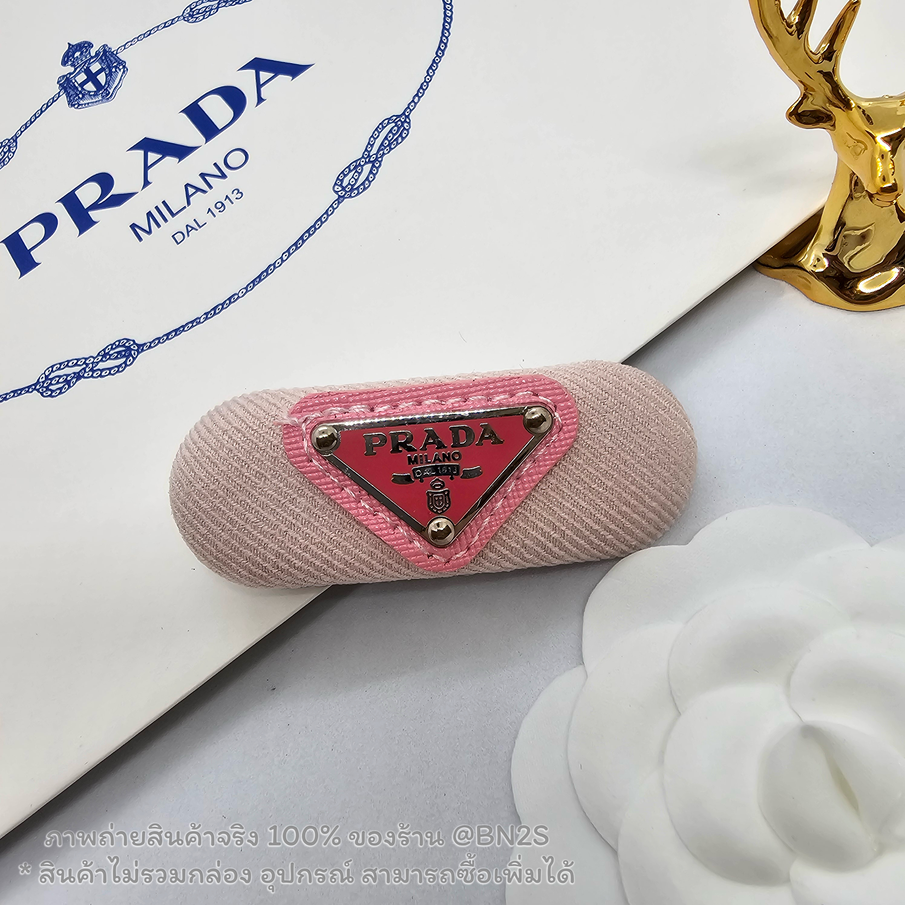 สีชมพู | กิ๊บหนีบผมปราด้า แบบสปริง รุ่น PRADA Enamel-logo hair clip ตัวหนีบสปริงติดโลโก้เพลท ตัวงานเป็นผ้าโลโก้วงรี ภาพถ่ายงานจริง