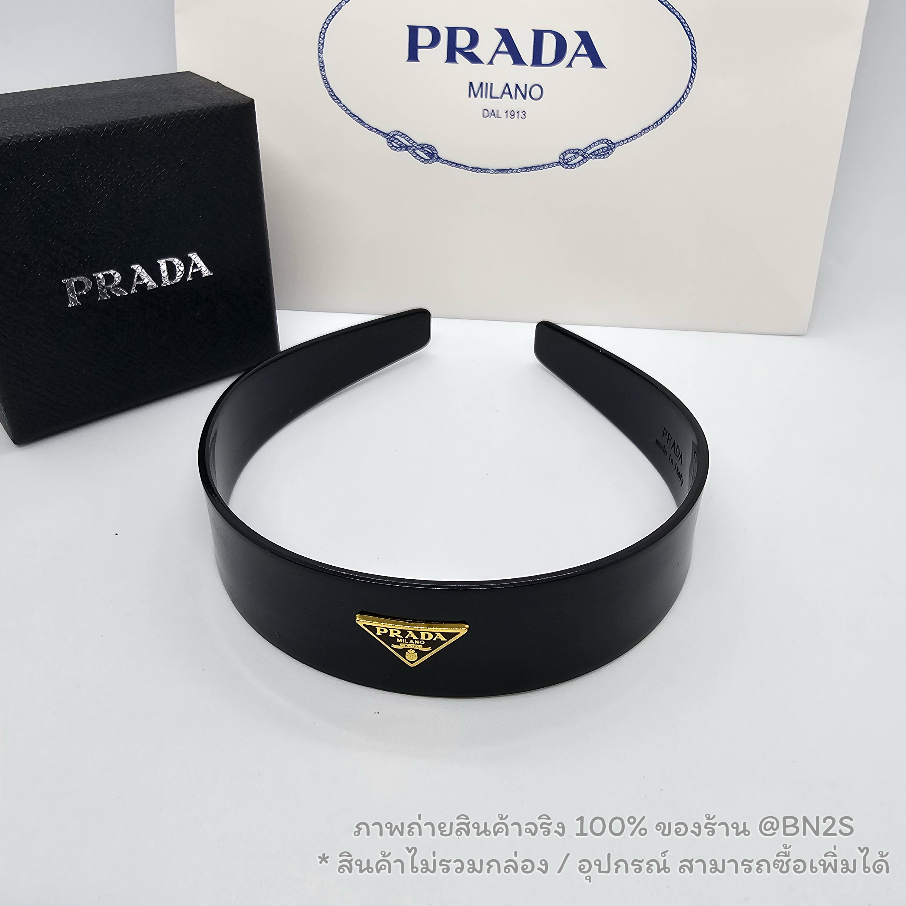 สีดำ | ที่คาดผมปราด้า Prada Logo Headband งานโชว์ตัวโลโก้ สวยเด่น สีดำ ขาว ตัวเพลทโลโก้สีทอง รับรองว่าสวยถูกใจ พร้อมส่ง สินค้าไม่รวมกล่อง อุปกรณ์