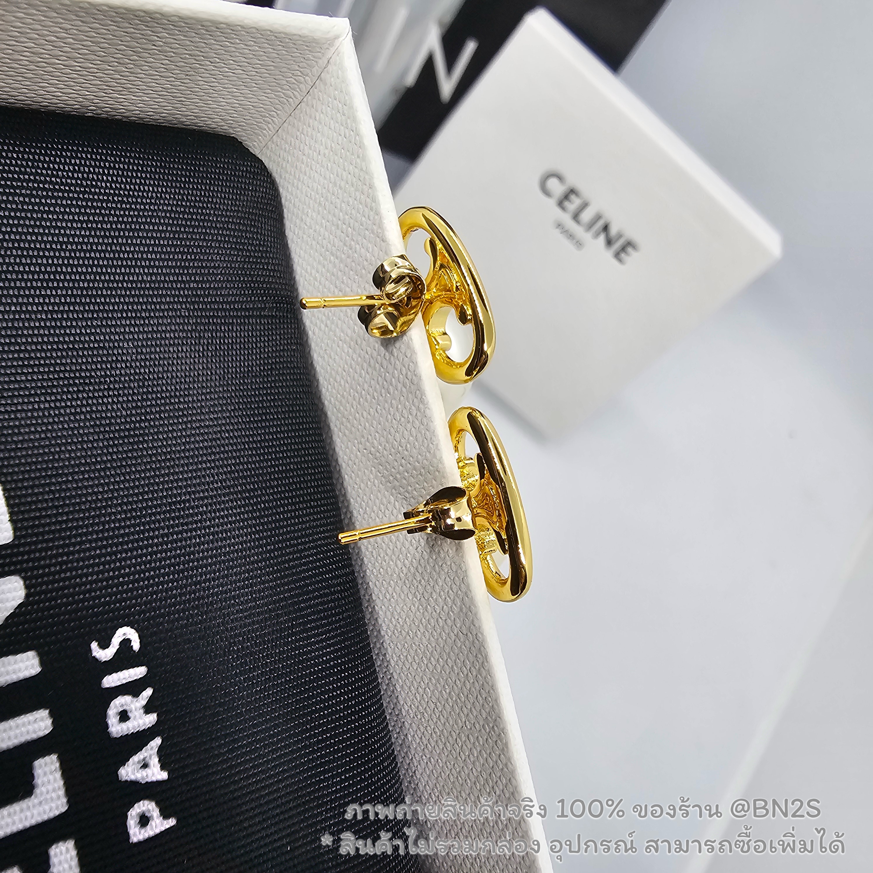 (ออริ) CL T PEARL EARRINGS IN BRASS WITH GOLD FINISH AND GLASS PEARLS ต่างหูซีลีน ห้อยด้วยไข่มุก งานสวย ไม่ลอกไม่ดำ ไม่รวมกล่อง / มีถุงซิปล็อค ถุงกระดาษให้