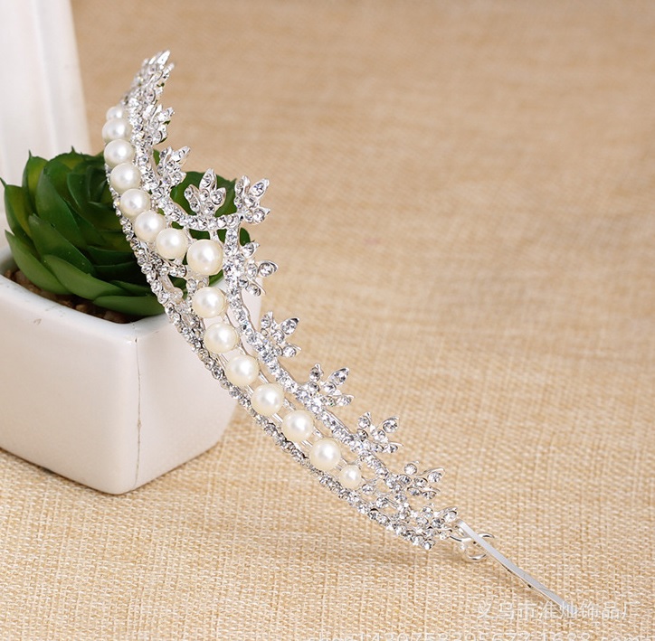 มงกุฏขนาดรองใหญ่ ขนาด กว้าง 15 สูง 4 ซม. แบบกิ๊บปักแน่น ประดับเพชรและมุกได้สวยดูดีมาก