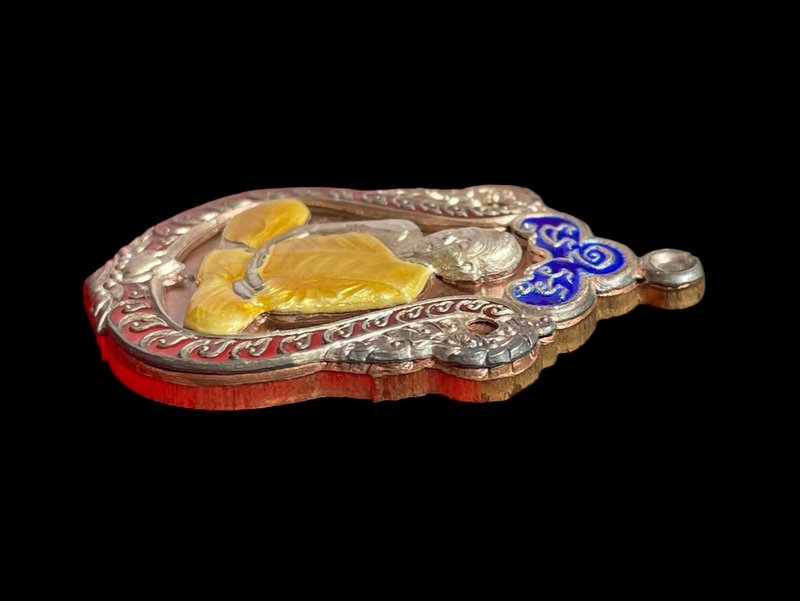 เสมาคูณสิบทิศ ปี ๒๕๕๘ ชุดกรรมการอุปถัมภ์ รายการที่ ๕.๓ เหรียญเสมาหลวงพ่อคูณ ปริสุทโธ วัดบ้านไร่ "๑ ใน ๓๓๙ " เนื้อนวะ หน้ากากเงิน ขอบเงิน ลงยา ๓ สี (บนน้ำเงิน ขอบแดง จีวรเหลือง) หมายเลข ๑๓๓