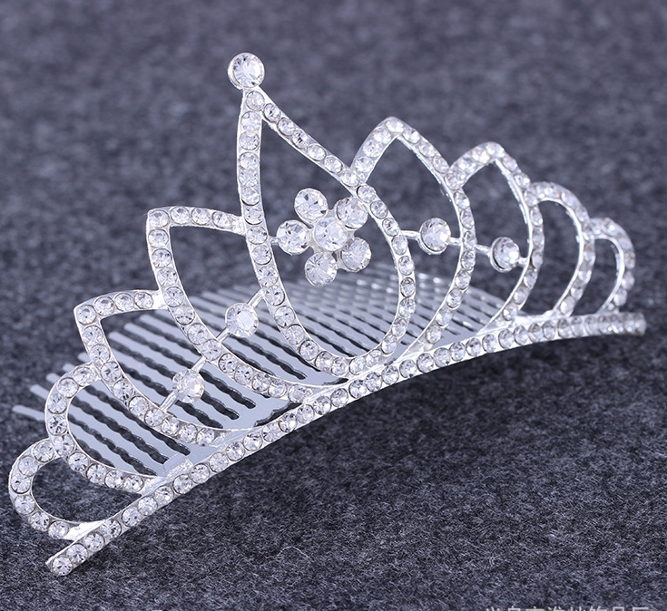 มงกุฏยอดแหลม ประดับเพชรแวววาวสวยงาม ขนาดกว้าง11 สูง 6ซม. แบบหวีปักง่าย #พร้อมส่ง