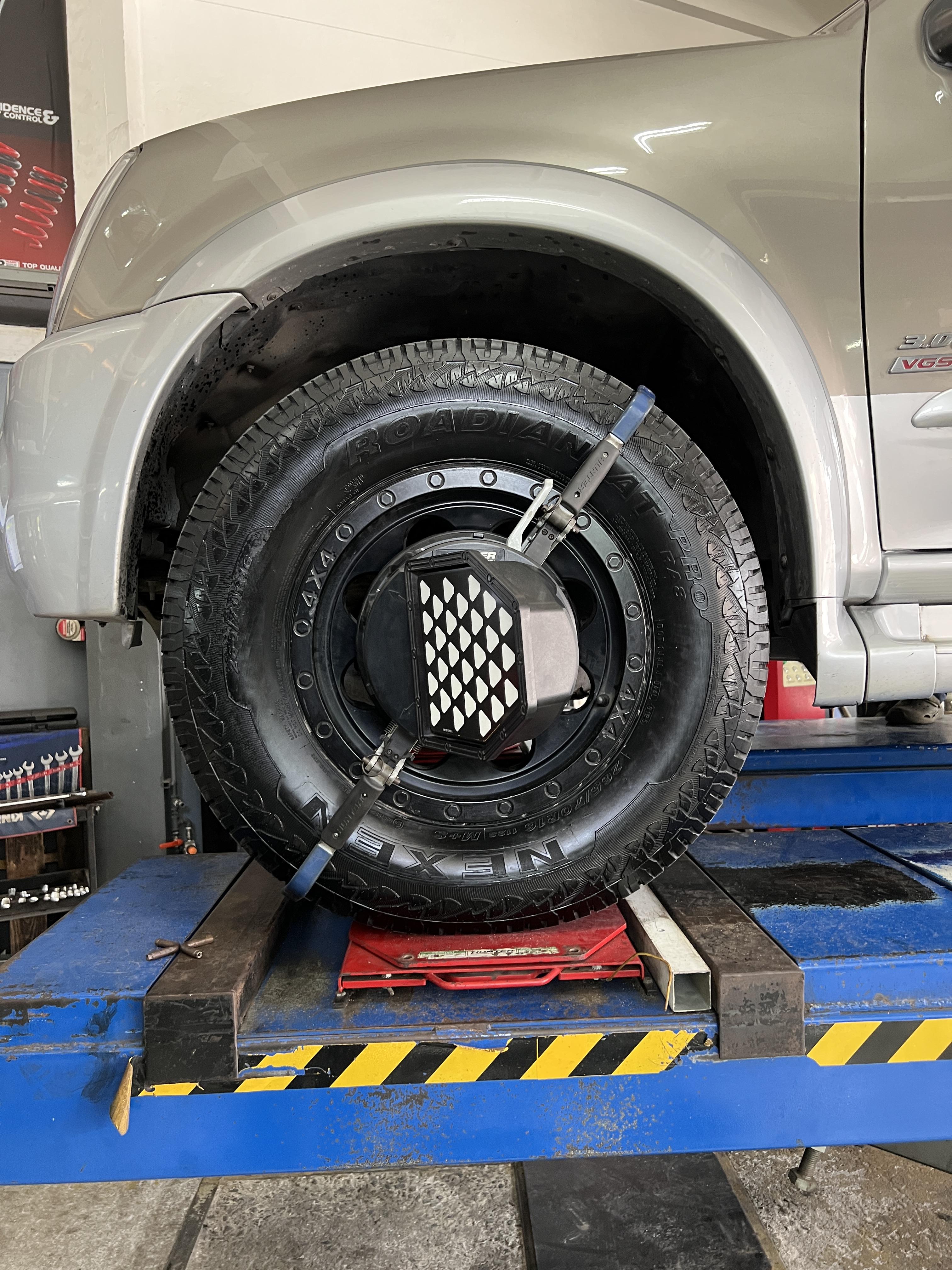 เจ้าของ Isuzu MU-7 ที่อยากให้รถพร้อมลุยทุกเส้นทาง ทั้งในเมืองและสายผจญภัย เรามีชุดอัปเกรดที่ครบจบในที่เดียว! ติดตั้งโช้คอัพ Profender JUMBO และยาง Nexen AT RA8 265/70R16 พร้อมบริการติดตั้งและตั้งศูนย์ สิ่งที่ลูกค้าจะได้รับ: + ช่วงล่างสุดแกร่ง: โช้คอัพ Profender JUMBO ที่มีขนาดกระบอกและลูกสูบใหญ่พิเศษ ทนทานสุดๆ และยังคงความนุ่มนวล + พร้อมลุยทุกสภาพถนน: ยาง Nexen AT RA8 ที่ให้สมรรถนะยอดเยี่ยมบนถนนเปียกและแห้ง พร้อมลายดอกยางที่ออกแบบมาเพื่อการยึดเกาะที่ดีบนทุกสภาพผิว + ความนุ่มนวลที่เหนือกว่า: ชุดนี้ช่วยให้การขับขี่นุ่มนวลและสบายขึ้นอย่างเห็นได้ชัด + จบครบในที่เดียว: ทีมช่างผู้เชี่ยวชาญดูแลการติดตั้งอย่างพิถีพิถัน พร้อมบริการตั้งศูนย์ด้วยเครื่องมือที่ทันสมัยที่สุด เหมาะสำหรับใคร? + เจ้าของ MU-7 ที่เน้นความแข็งแกร่งและใช้งานรถอย่างสมบุกสมบัน + ผู้ที่ต้องการอัปเกรดความปลอดภัยและสมรรถนะให้กับรถเพื่อการเดินทางที่มั่นใจยิ่งขึ้น 👉 ยกระดับรถคุณให้พร้อมลุย ด้วยบริการติดตั้งชุดใหญ่จาก #ยางเจริญรุ่งเรือง 📌 สอบถามข้อมูลเพิ่มเติม หรือนัดหมายเข้ารับบริการ ☎️ : 08-6569-1915 ☎️ : 08-6544-5963 💬 Line id : @88rw 📍 Location : https://goo.gl/maps/HrNUAZXPN94KvxZ98 🌐 Facebook : https://www.facebook.com/88rwtire #Isuzu #MU7 #Profender #ProfenderJUMBO #Nexen #NexenATRA8 #ยางรถยนต์ #โช้คอัพ #ช่วงล่าง #ยางเจริญรุ่งเรือง #นนทบุรี #งามวงศ์วาน #ยางรถยนต์นนทบุรี #ช่วงล่างรถยนต์ #โช้คอัพรถยนต์